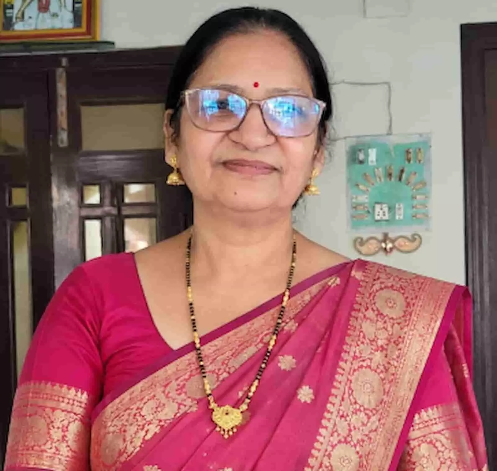 तस्वीर में गुलाबी साड़ी पहनी महिला चंद्रकला मोर फतहनगर में नजर आ रही हैं। तस्वीर में गुलाबी साड़ी पहनी महिला चंद्रकला मोर फतहनगर में नजर आ रही हैं।
