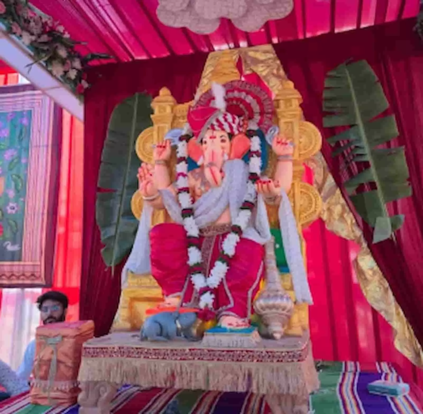 तस्वीर में पाटूना चौक के पंडाल में सजी भगवान गणेश की भव्य प्रतिमा दिख रही है. तस्वीर में पाटूना चौक के पंडाल में सजी भगवान गणेश की भव्य प्रतिमा दिख रही है.