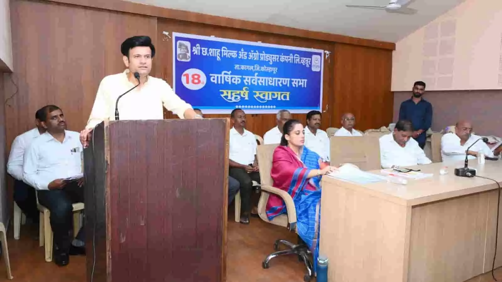 तस्वीर में राजे समरजितसिंह घाटगे कागल में वार्षिक आमसभा को संबोधित कर रहे हैं। तस्वीर में राजे समरजितसिंह घाटगे कागल में वार्षिक आमसभा को संबोधित कर रहे हैं।