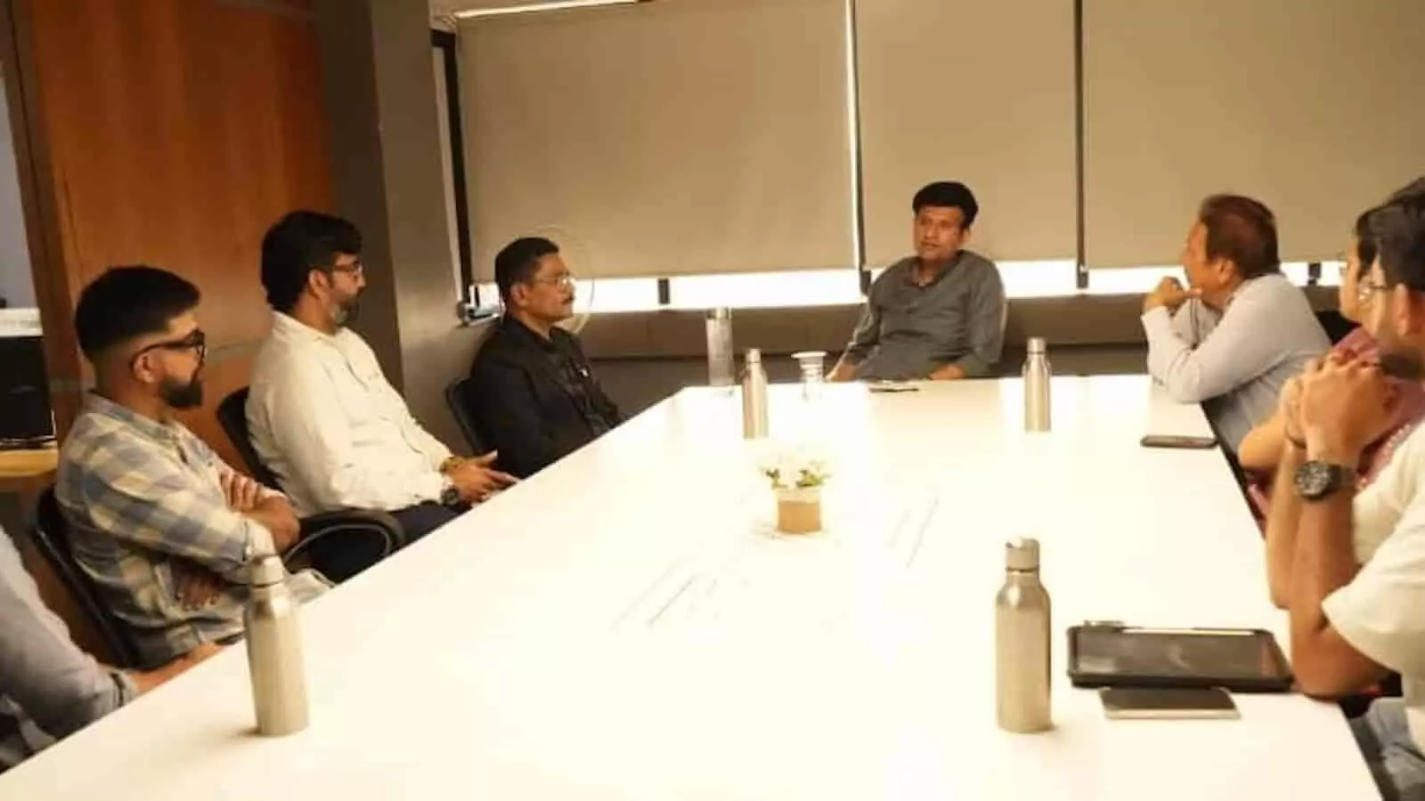 तस्वीर में स्टार्टअप चर्चा बैठक के दौरान राजे समरजितसिंह घाटगे और अन्य लोग बैठे दिखाई दे रहे हैं। तस्वीर में स्टार्टअप चर्चा बैठक के दौरान राजे समरजितसिंह घाटगे और अन्य लोग बैठे दिखाई दे रहे हैं।