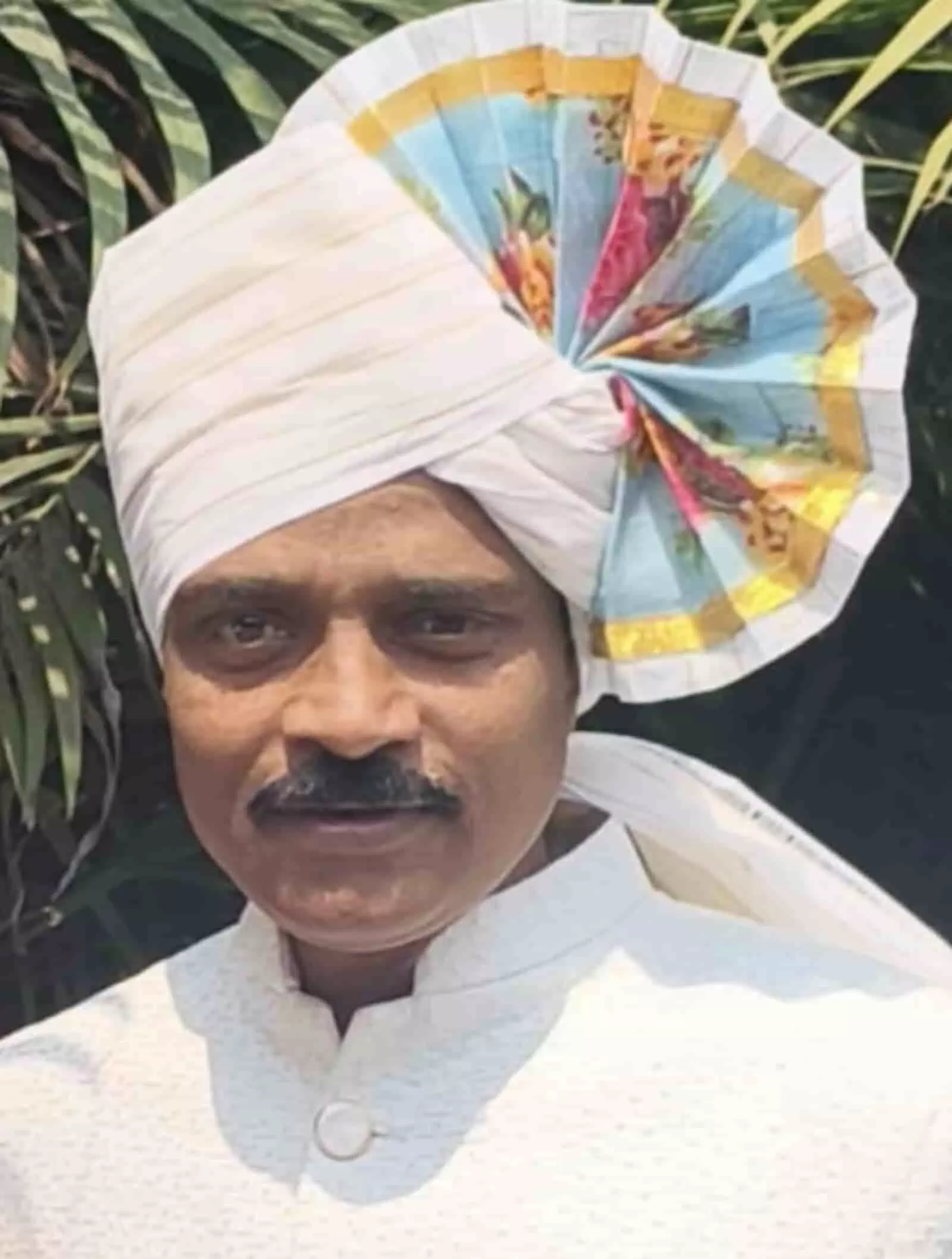 तस्वीर में विश्वनाथ राजाराम डफळे पारंपरिक पगड़ी और सफेद वस्त्र पहने हुए नजर आ रहे हैं। तस्वीर में विश्वनाथ राजाराम डफळे पारंपरिक पगड़ी और सफेद वस्त्र पहने हुए नजर आ रहे हैं।