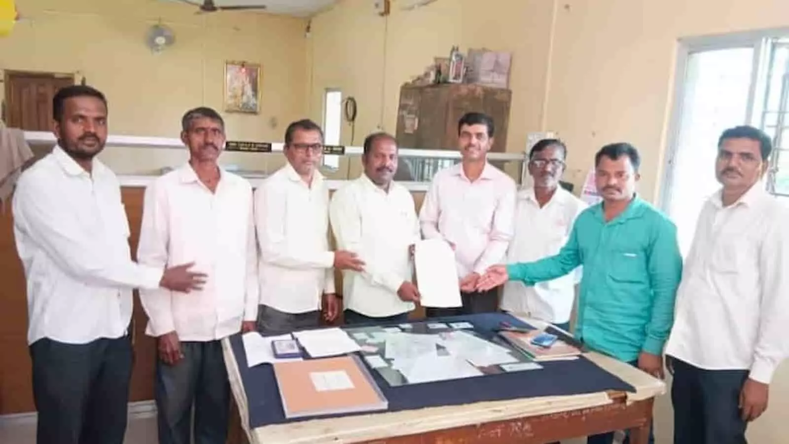 तस्वीर में महावितरण कार्यालय के अंदर अधिकारियों को ज्ञापन सौंपते हुए बानगे गांव के किसान नजर आ रहे हैं। तस्वीर में महावितरण कार्यालय के अंदर अधिकारियों को ज्ञापन सौंपते हुए बानगे गांव के किसान नजर आ रहे हैं।