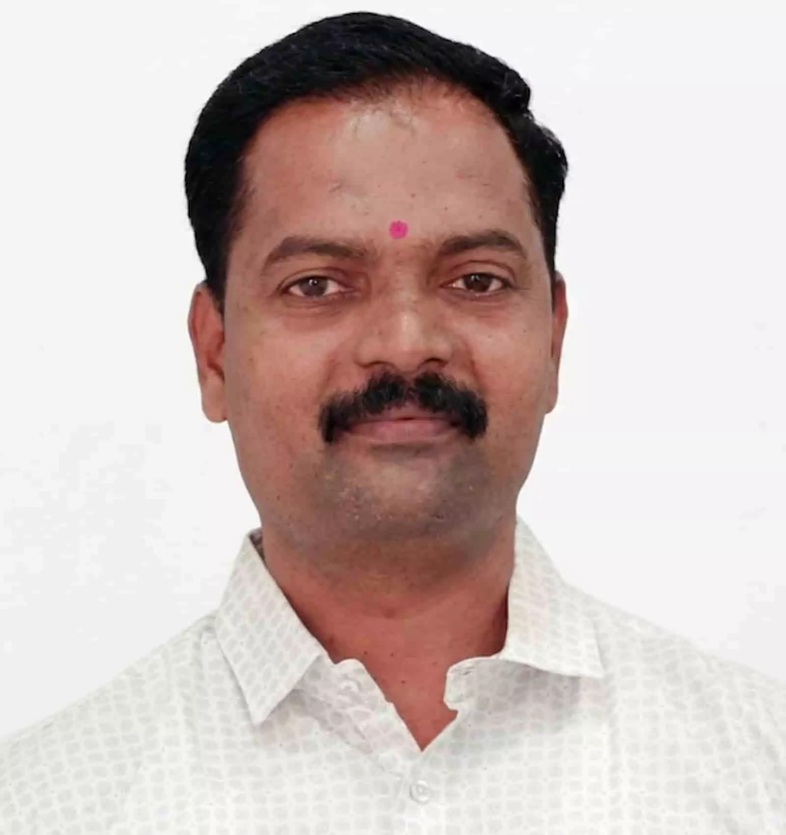 तस्वीर में संदीप वड्ड हल्के रंग की शर्ट पहने हुए नजर आ रहे हैं। तस्वीर में संदीप वड्ड हल्के रंग की शर्ट पहने हुए नजर आ रहे हैं।