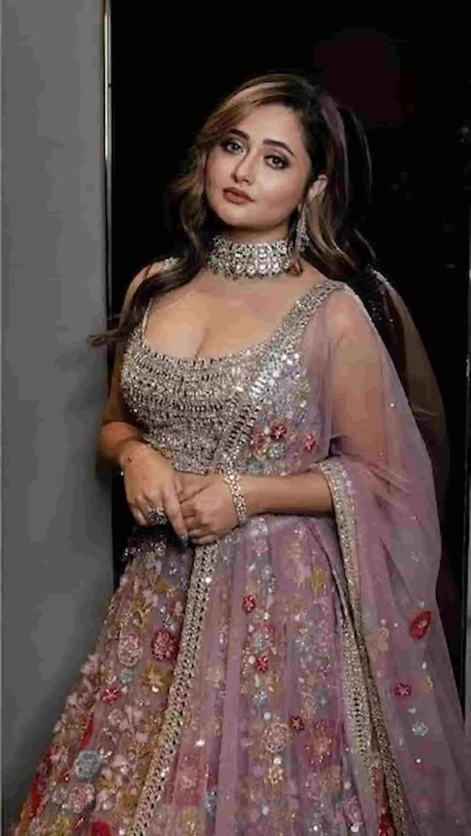 तस्वीर में दिख रही अभिनेत्री रश्मि देसाई स्टूडियो में सजावटी लेहंगा पहनकर कैमरे के सामने खड़ी हैं। तस्वीर में दिख रही अभिनेत्री रश्मि देसाई स्टूडियो में सजावटी लेहंगा पहनकर कैमरे के सामने खड़ी हैं।
