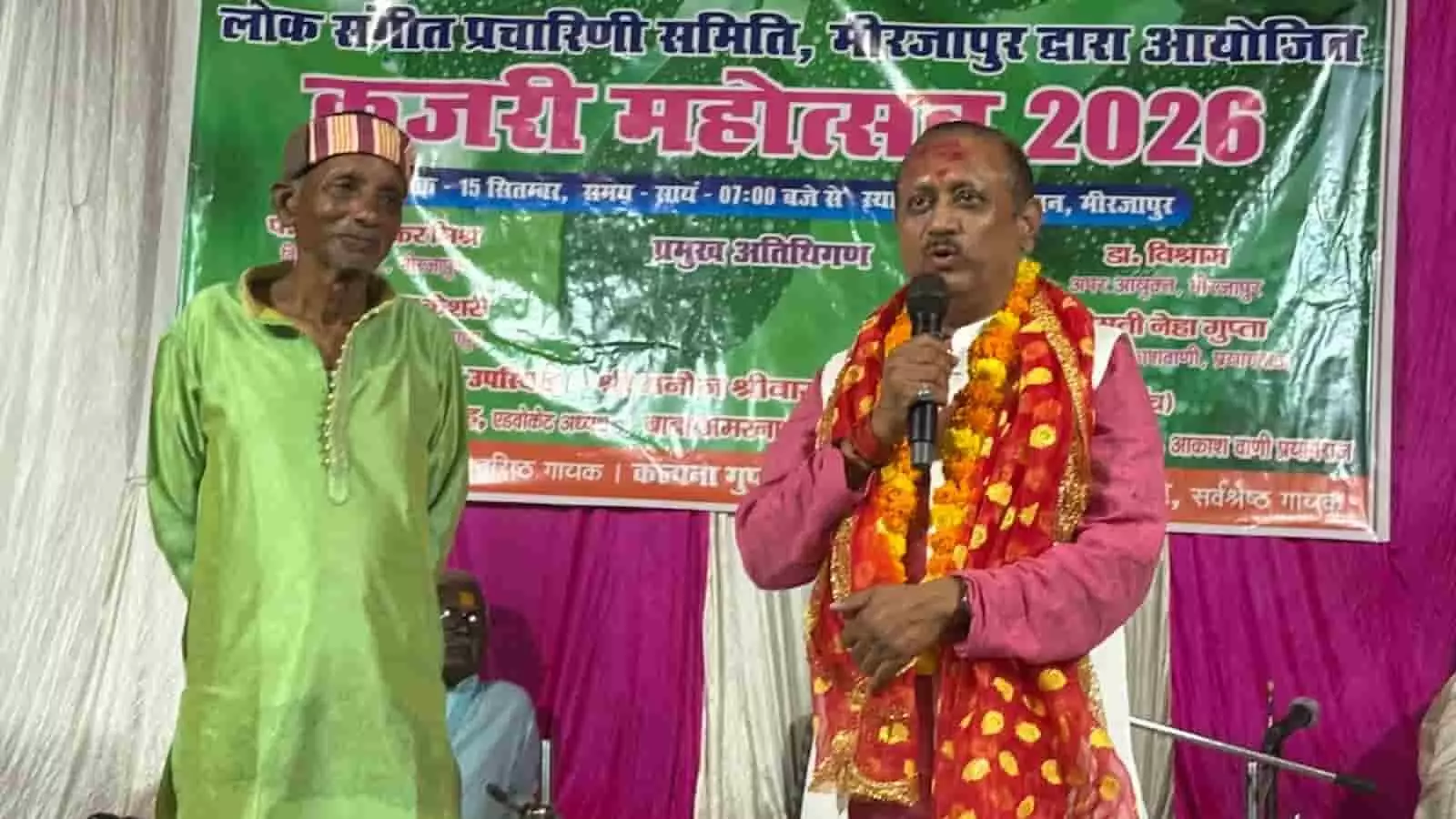 मिर्जापुर के घंटाघर मैदान में कजली महोत्सव के दौरान मंच पर खड़े लोग। मिर्जापुर के घंटाघर मैदान में कजली महोत्सव के दौरान मंच पर खड़े लोग।