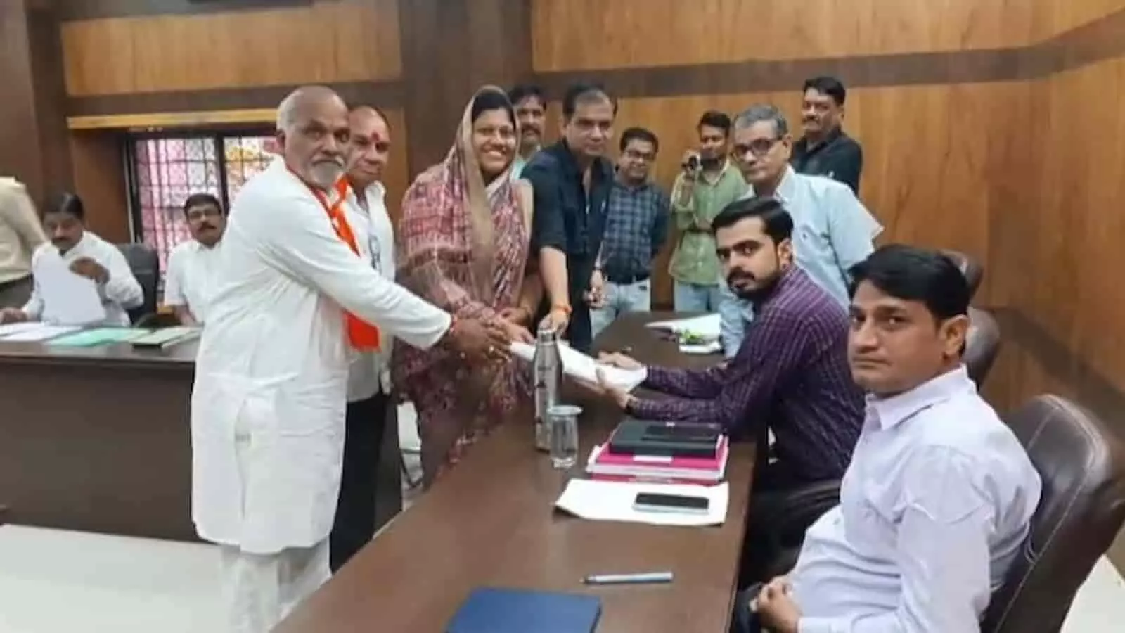 गंगापुर नगरपालिका कार्यालय में भाजपा नेताओं द्वारा निर्वाचन अधिकारी को नामांकन पत्र सौंपते हुए। गंगापुर नगरपालिका कार्यालय में भाजपा नेताओं द्वारा निर्वाचन अधिकारी को नामांकन पत्र सौंपते हुए।