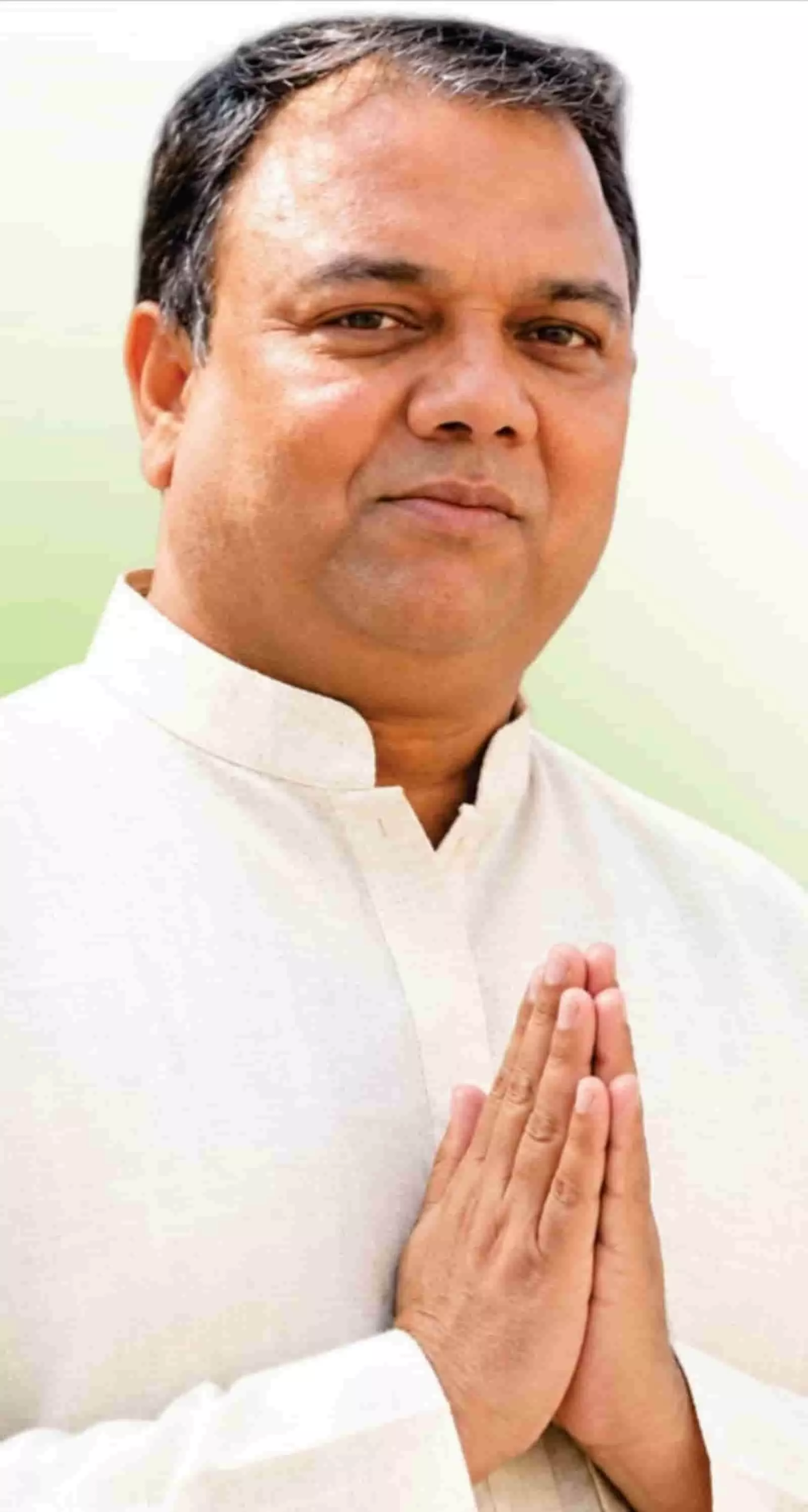 तस्वीर में दिख रहे व्यक्ति दोनों हाथ जोड़कर सामने की ओर देखते हुए खड़े हैं। तस्वीर में दिख रहे व्यक्ति दोनों हाथ जोड़कर सामने की ओर देखते हुए खड़े हैं।