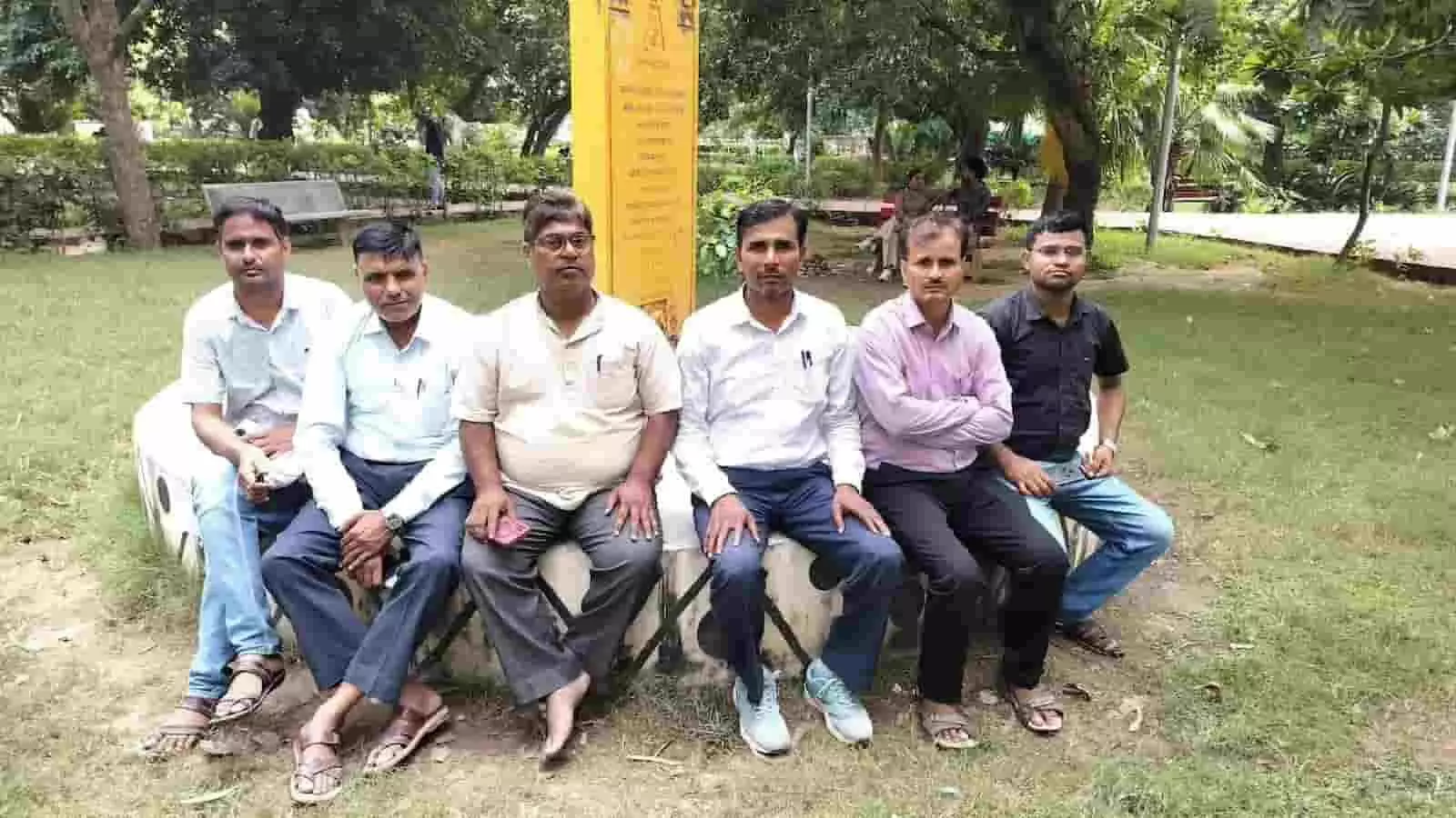 सवाई माधोपुर के एक पार्क में बाएं से दाएं लाइन में बैठे शिक्षक संघ के छह सदस्य। सवाई माधोपुर के एक पार्क में बाएं से दाएं लाइन में बैठे शिक्षक संघ के छह सदस्य।