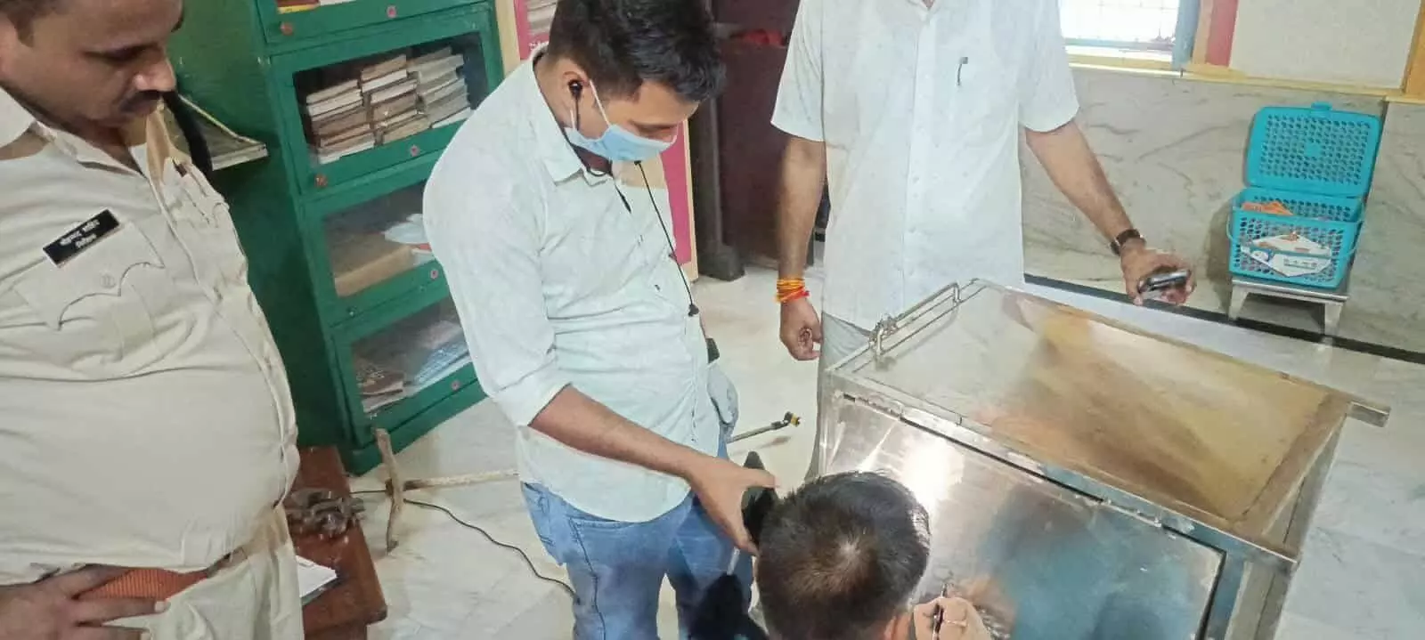 तस्वीर में पुलिसकर्मी और फोरेंसिक एक्सपर्ट स्टील के दानपात्र से साक्ष्य जुटाते दिख रहे हैं। तस्वीर में पुलिसकर्मी और फोरेंसिक एक्सपर्ट स्टील के दानपात्र से साक्ष्य जुटाते दिख रहे हैं।