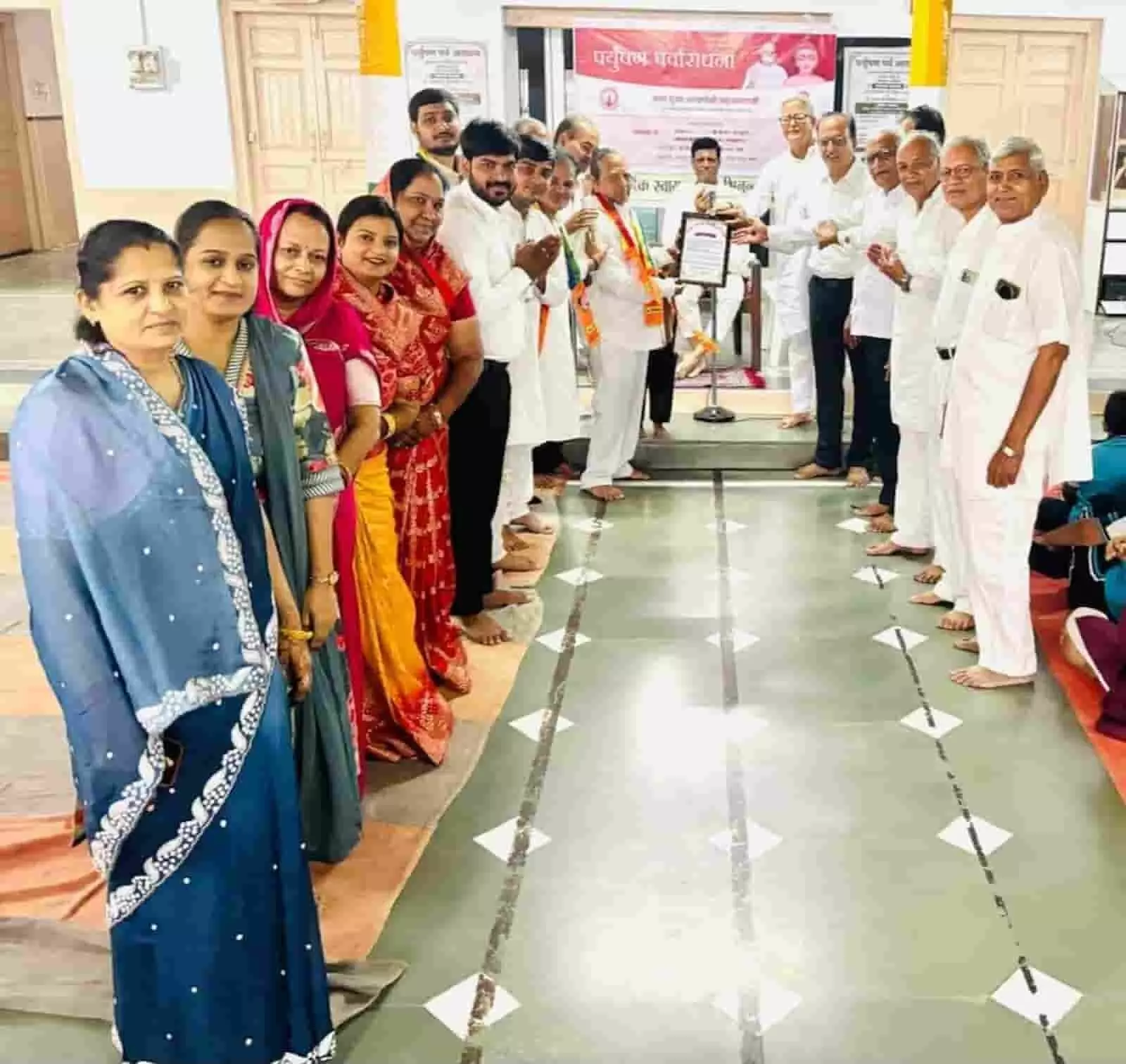 तस्वीर में दिख रहे लोग आमेट भवन में अभिनंदन पत्र सौंपते और प्रार्थना मुद्रा में खड़े हैं। तस्वीर में दिख रहे लोग आमेट भवन में अभिनंदन पत्र सौंपते और प्रार्थना मुद्रा में खड़े हैं।