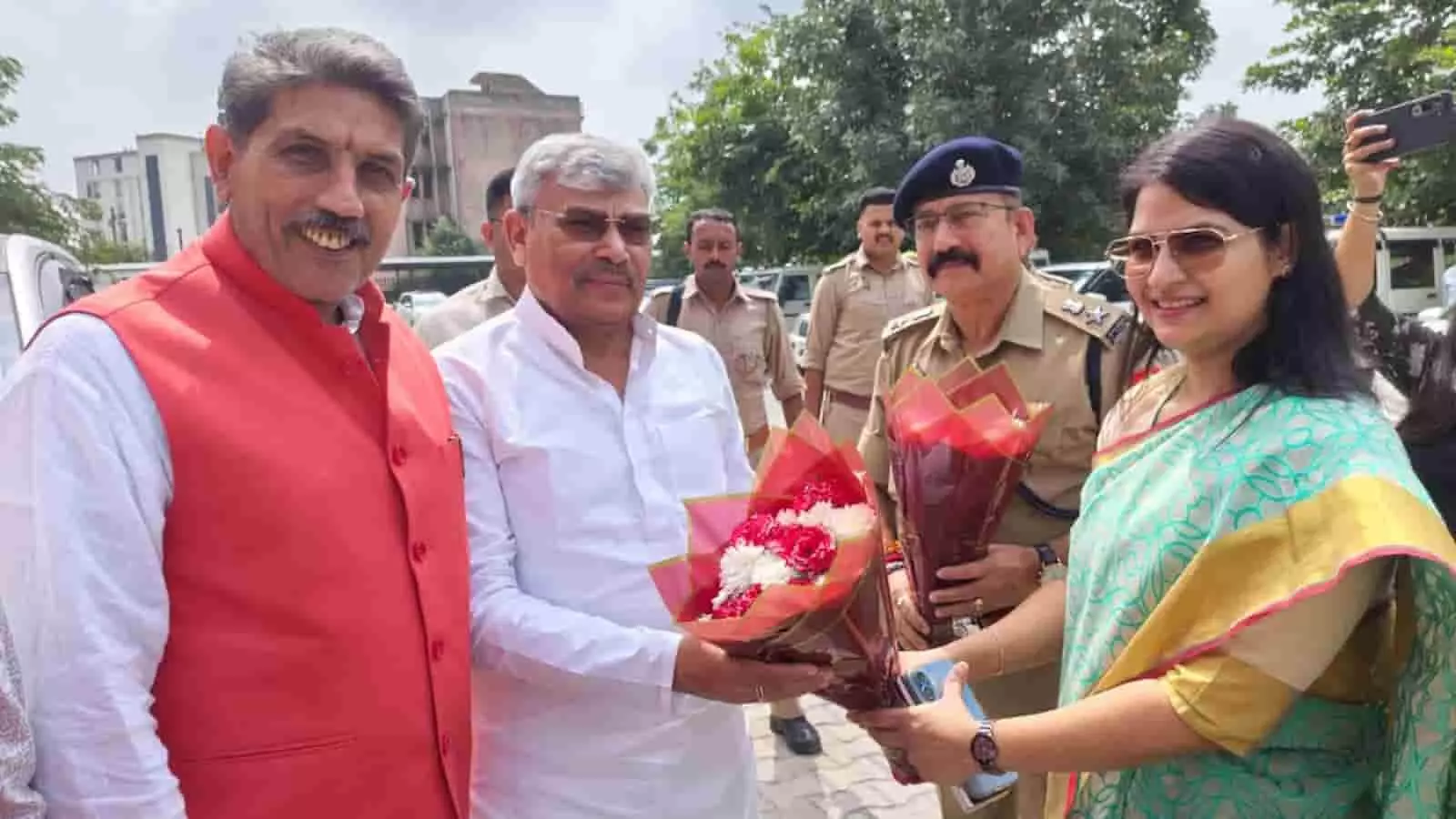तस्वीर में प्रभारी मंत्री केपी मलिक और जिलाधिकारी कविता मीना कलेक्ट्रेट परिसर में नजर आ रहे हैं। तस्वीर में प्रभारी मंत्री केपी मलिक और जिलाधिकारी कविता मीना कलेक्ट्रेट परिसर में नजर आ रहे हैं।