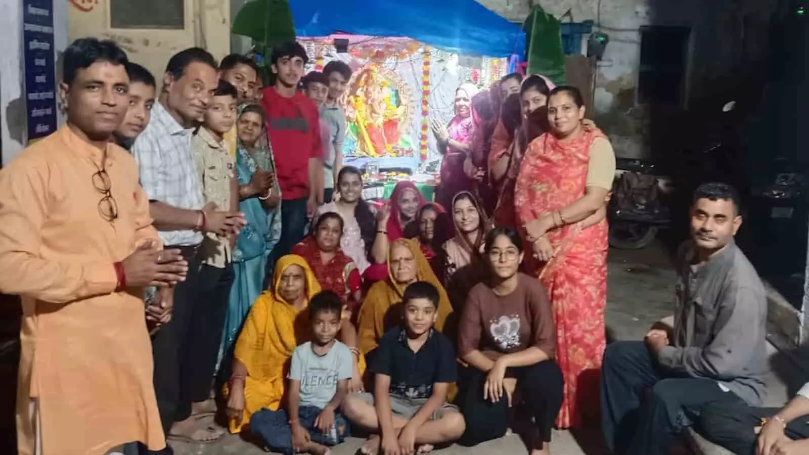 तस्वीर में खेरोदा के स्थानीय गणपति मंदिर में गणेश जन्मोत्सव के दौरान महाआरती में शामिल श्रद्धालु दिख रहे हैं। तस्वीर में खेरोदा के स्थानीय गणपति मंदिर में गणेश जन्मोत्सव के दौरान महाआरती में शामिल श्रद्धालु दिख रहे हैं।