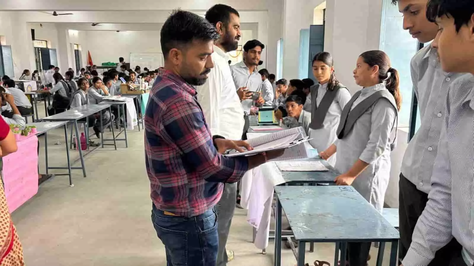 तस्वीर में झाड़ोल के विद्या निकेतन में एक शिक्षक फाइल देखते हुए विद्यार्थियों के विज्ञान मॉडल का निरीक्षण कर रहे हैं। तस्वीर में झाड़ोल के विद्या निकेतन में एक शिक्षक फाइल देखते हुए विद्यार्थियों के विज्ञान मॉडल का निरीक्षण कर रहे हैं।