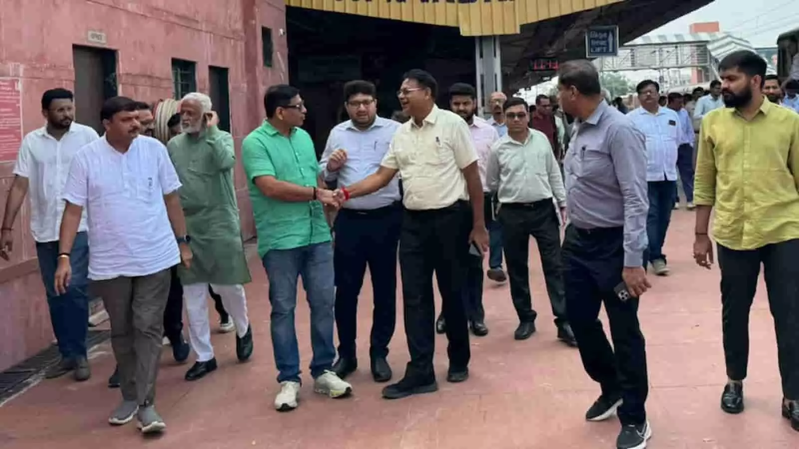 रेलवे स्टेशन परिसर में निरीक्षण करते मंडल रेल प्रबंधक वेद प्रकाश और अधिकारी। रेलवे स्टेशन परिसर में निरीक्षण करते मंडल रेल प्रबंधक वेद प्रकाश और अधिकारी।