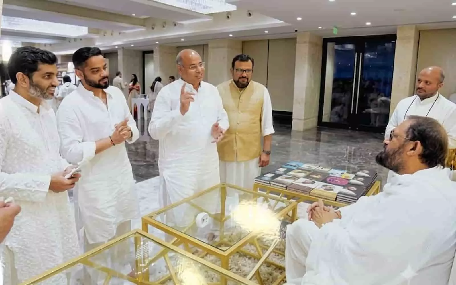 तस्वीर में बाएं से दाएं खड़े रमेश पामेचा और अन्य सदस्य बैठे हुए संत राकेश मुनि से चर्चा करते दिख रहे हैं। तस्वीर में बाएं से दाएं खड़े रमेश पामेचा और अन्य सदस्य बैठे हुए संत राकेश मुनि से चर्चा करते दिख रहे हैं।