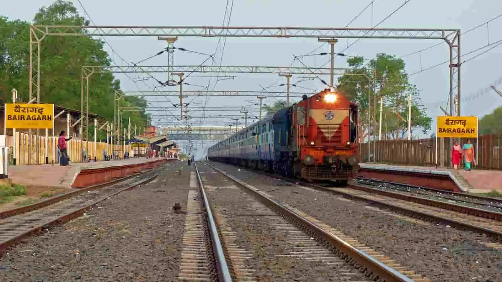 तस्वीर में बैरागढ़ रेलवे स्टेशन के ट्रैक पर ट्रेन और प्लेटफॉर्म पर लोग दिख रहे हैं। तस्वीर में बैरागढ़ रेलवे स्टेशन के ट्रैक पर ट्रेन और प्लेटफॉर्म पर लोग दिख रहे हैं।