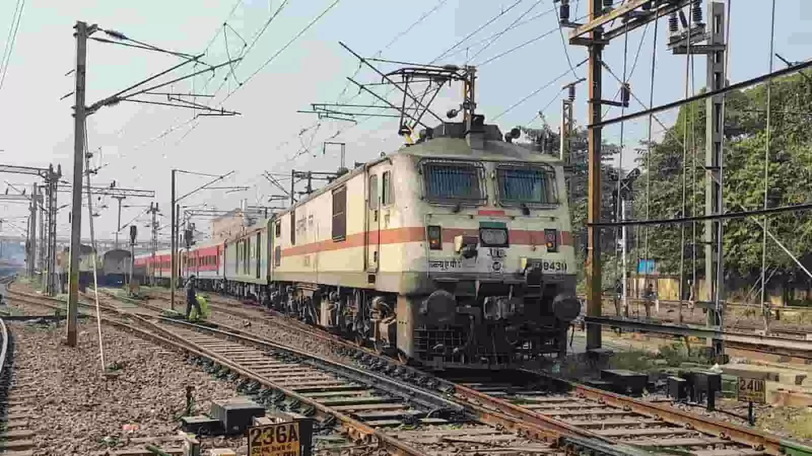 तस्वीर में रेलवे ट्रैक पर खड़ी ट्रेन और ओवरहेड इलेक्ट्रिक तार दिखाई दे रहे हैं। तस्वीर में रेलवे ट्रैक पर खड़ी ट्रेन और ओवरहेड इलेक्ट्रिक तार दिखाई दे रहे हैं।