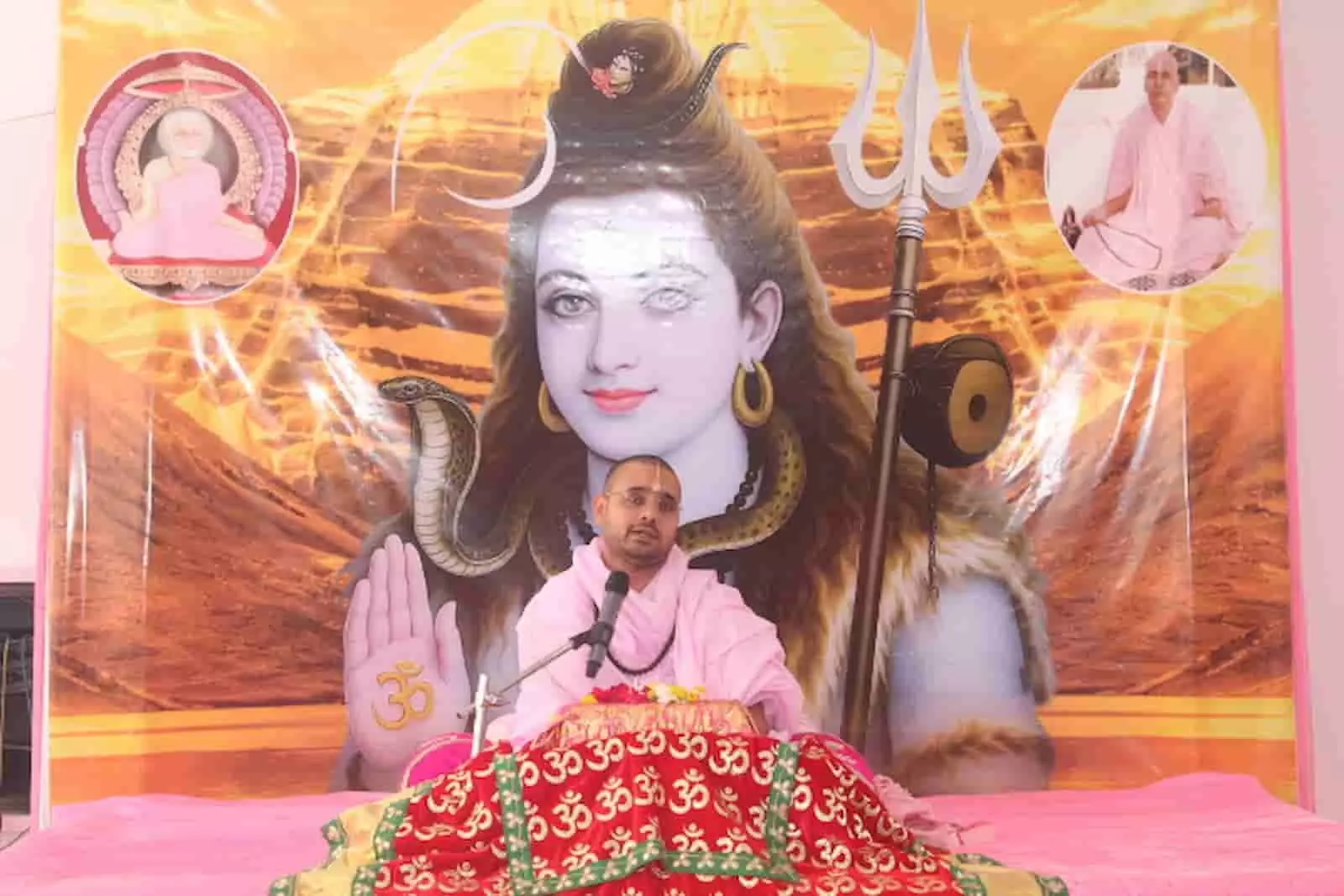 तस्वीर में दिख रहे संत दिग्विजय राम व्यासपीठ पर बैठकर मंच से प्रवचन दे रहे हैं। तस्वीर में दिख रहे संत दिग्विजय राम व्यासपीठ पर बैठकर मंच से प्रवचन दे रहे हैं।