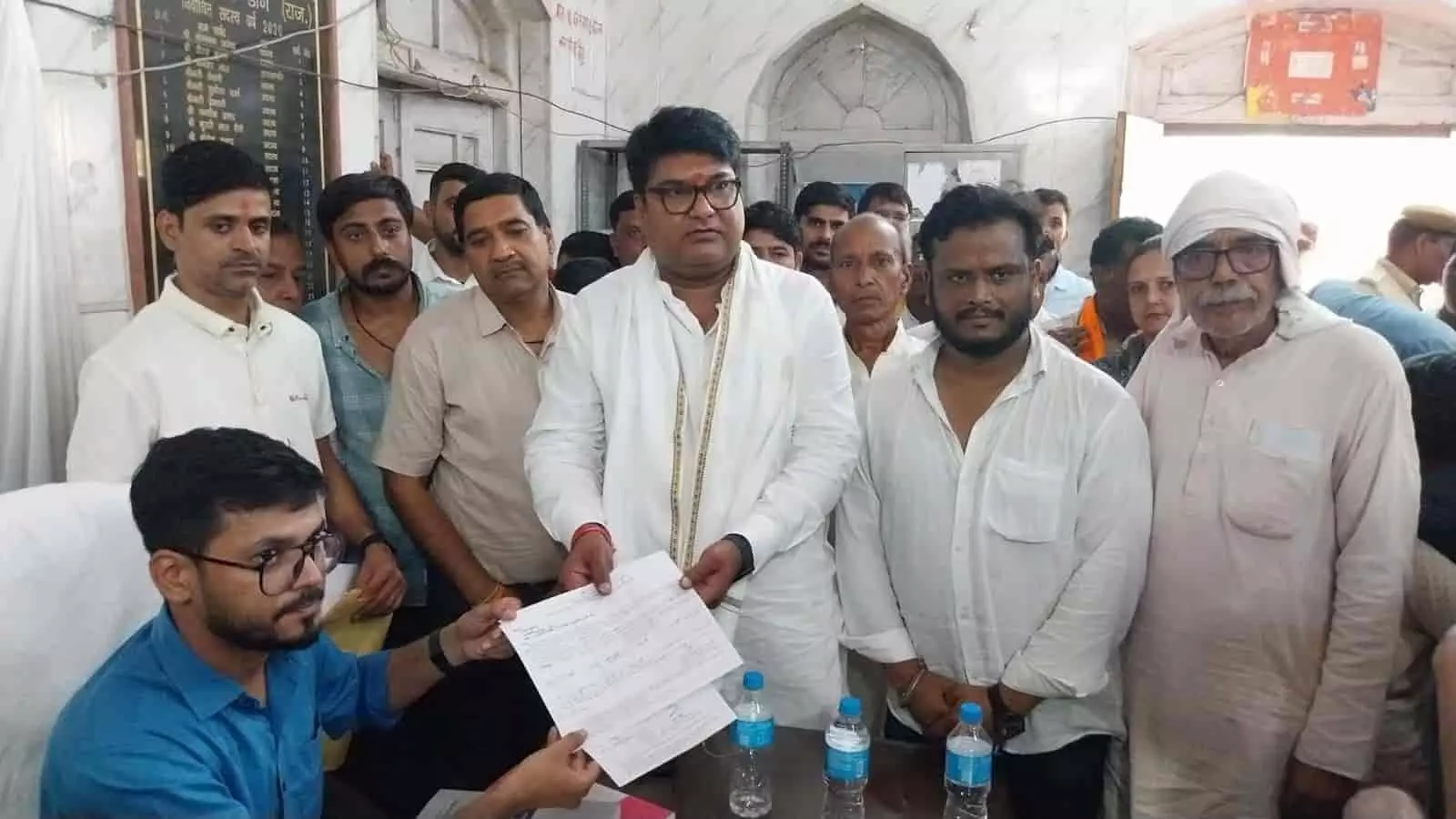 डीग नगर परिषद कार्यालय में सभापति पद के लिए नामांकन पत्र सौंपते हुए उम्मीदवार और उनके समर्थक। डीग नगर परिषद कार्यालय में सभापति पद के लिए नामांकन पत्र सौंपते हुए उम्मीदवार और उनके समर्थक।