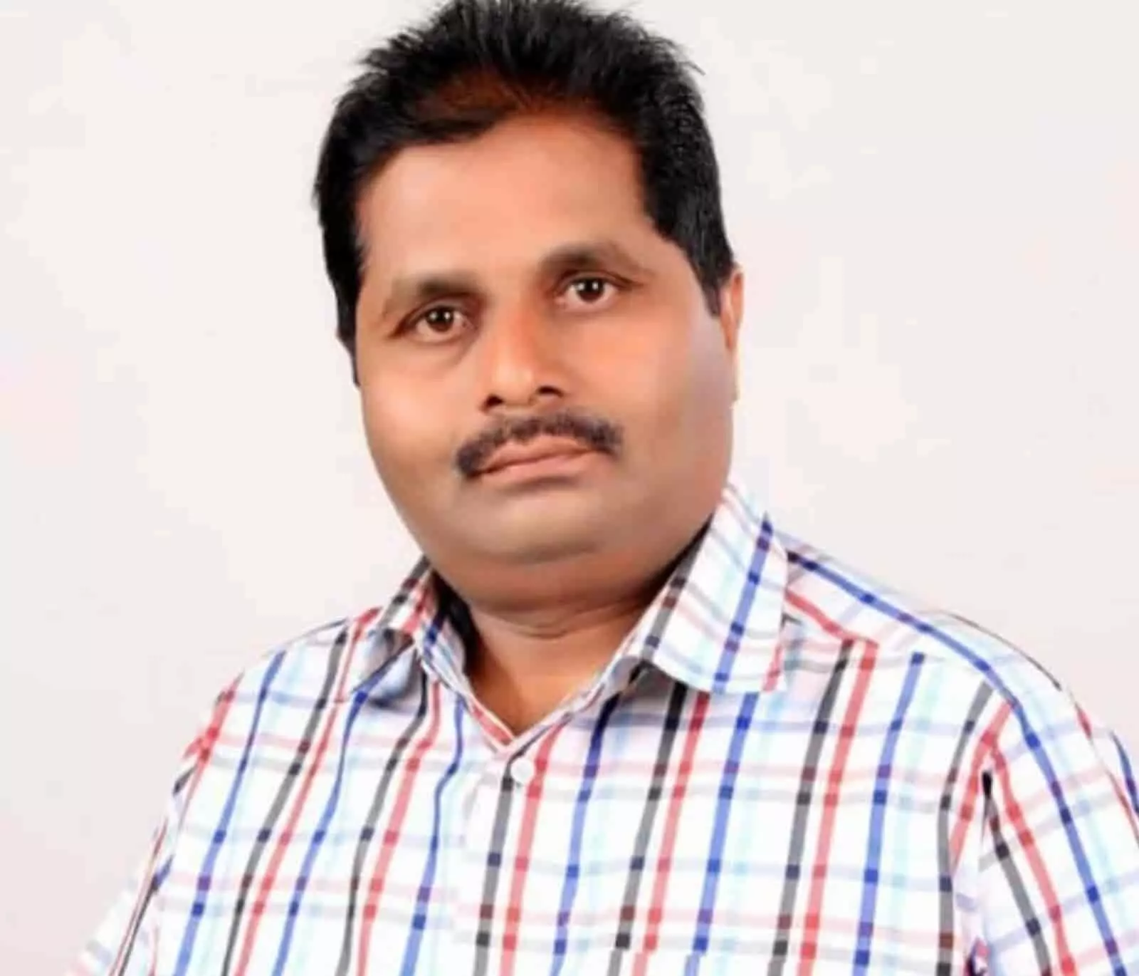 तस्वीर में चेक शर्ट पहने प्रा. डॉ. पी. आर. फराकटे दिखाई दे रहे हैं। तस्वीर में चेक शर्ट पहने प्रा. डॉ. पी. आर. फराकटे दिखाई दे रहे हैं।