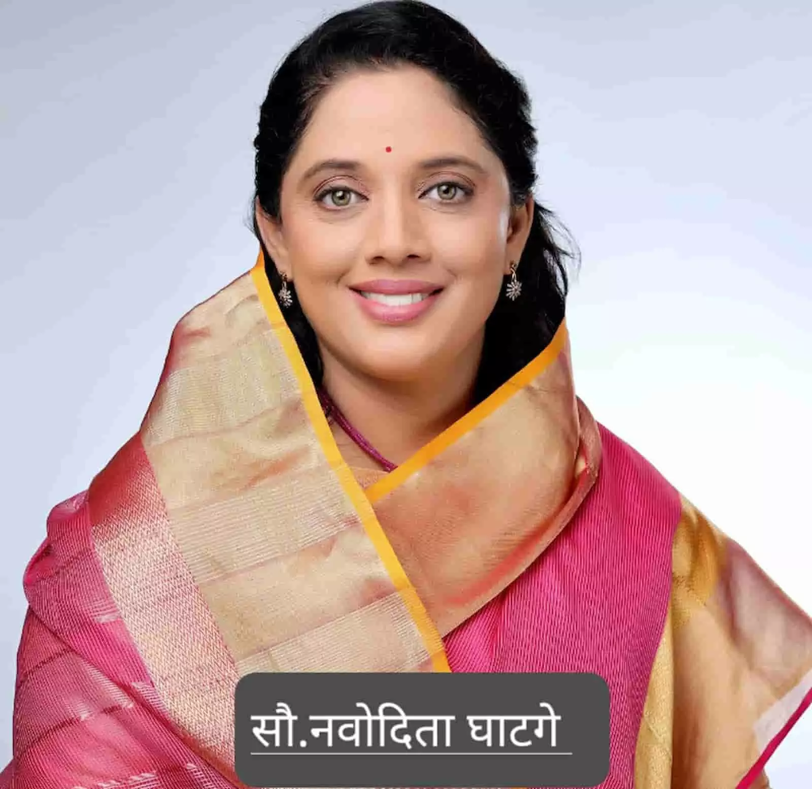 तस्वीर में सौ. नवोदिता घाटगे पारंपरिक पोशाक में दिखाई दे रही हैं। तस्वीर में सौ. नवोदिता घाटगे पारंपरिक पोशाक में दिखाई दे रही हैं।