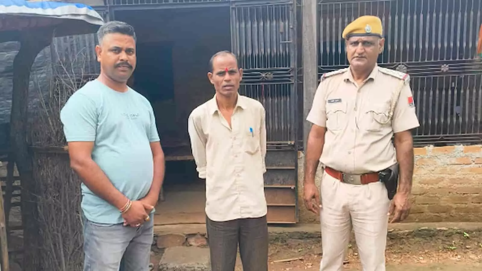 तस्वीर में उदयपुर में एक व्यक्ति, दिलीप नाथ और पुलिसकर्मी खड़े दिखाई दे रहे हैं। तस्वीर में उदयपुर में एक व्यक्ति, दिलीप नाथ और पुलिसकर्मी खड़े दिखाई दे रहे हैं।