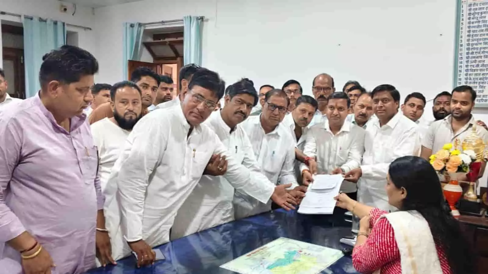 तस्वीर में नोहर नगर पालिका अध्यक्ष पद के लिए नामांकन दाखिल करते हुए लोग। तस्वीर में नोहर नगर पालिका अध्यक्ष पद के लिए नामांकन दाखिल करते हुए लोग।