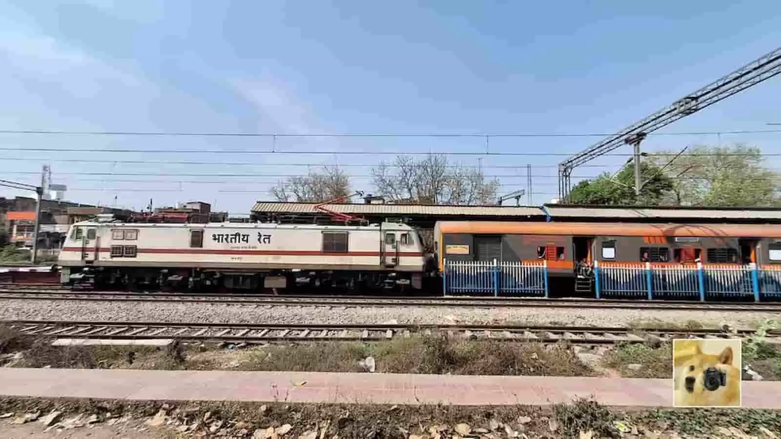 तस्वीर में रेलवे स्टेशन पर पटरी पर खड़ी ट्रेन और उसका इंजन दिख रहा है। तस्वीर में रेलवे स्टेशन पर पटरी पर खड़ी ट्रेन और उसका इंजन दिख रहा है।