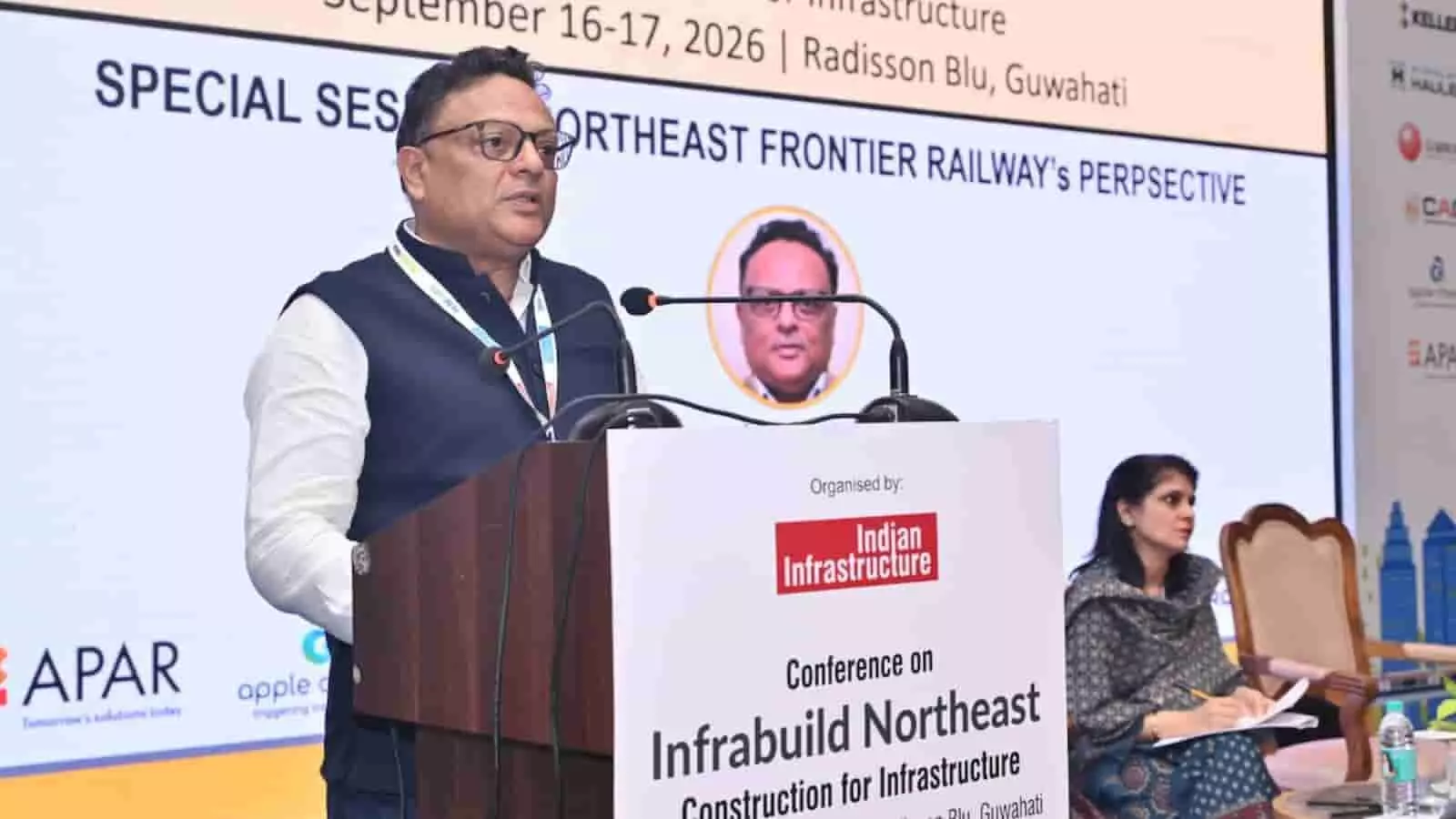 तस्वीर में महाप्रबंधक आशीष बंसल गुवाहाटी में सम्मेलन के दौरान मंच पर खड़े होकर भाषण दे रहे हैं। तस्वीर में महाप्रबंधक आशीष बंसल गुवाहाटी में सम्मेलन के दौरान मंच पर खड़े होकर भाषण दे रहे हैं।