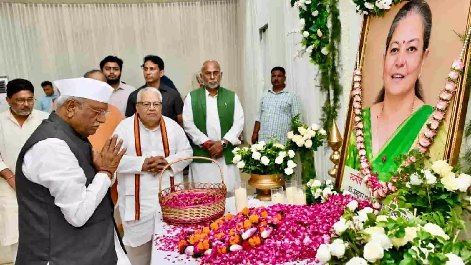 तस्वीर में राज्यपाल हरिभाऊ बागडे नोएडा में श्रद्धांजलि अर्पित करते हुए दिख रहे हैं। तस्वीर में राज्यपाल हरिभाऊ बागडे नोएडा में श्रद्धांजलि अर्पित करते हुए दिख रहे हैं।