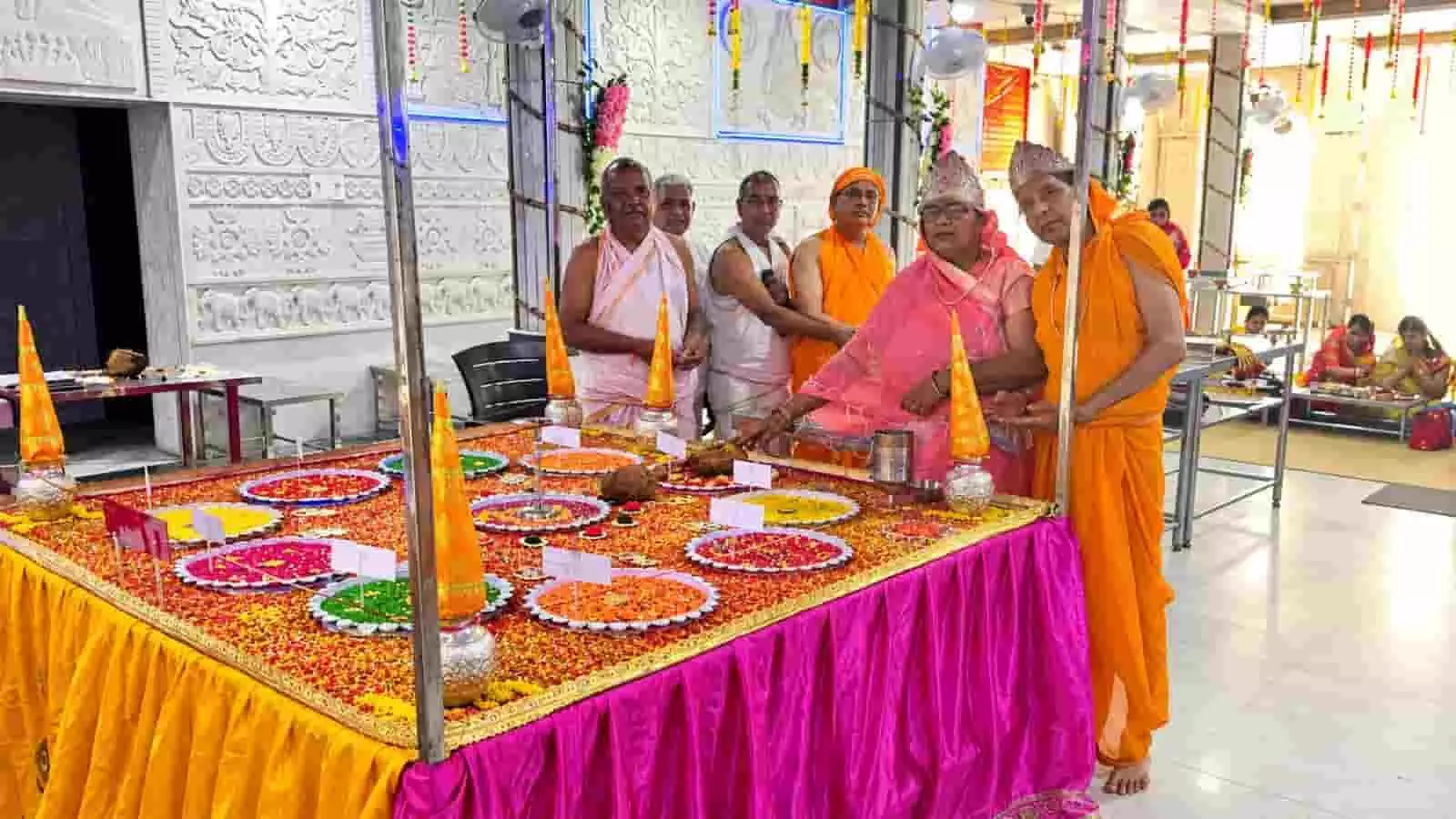 तस्वीर में मंदिर परिसर के भीतर सजाई गई वेदी के पास खड़े जैन श्रद्धालु पूजा करते हुए दिखाई दे रहे हैं। तस्वीर में मंदिर परिसर के भीतर सजाई गई वेदी के पास खड़े जैन श्रद्धालु पूजा करते हुए दिखाई दे रहे हैं।