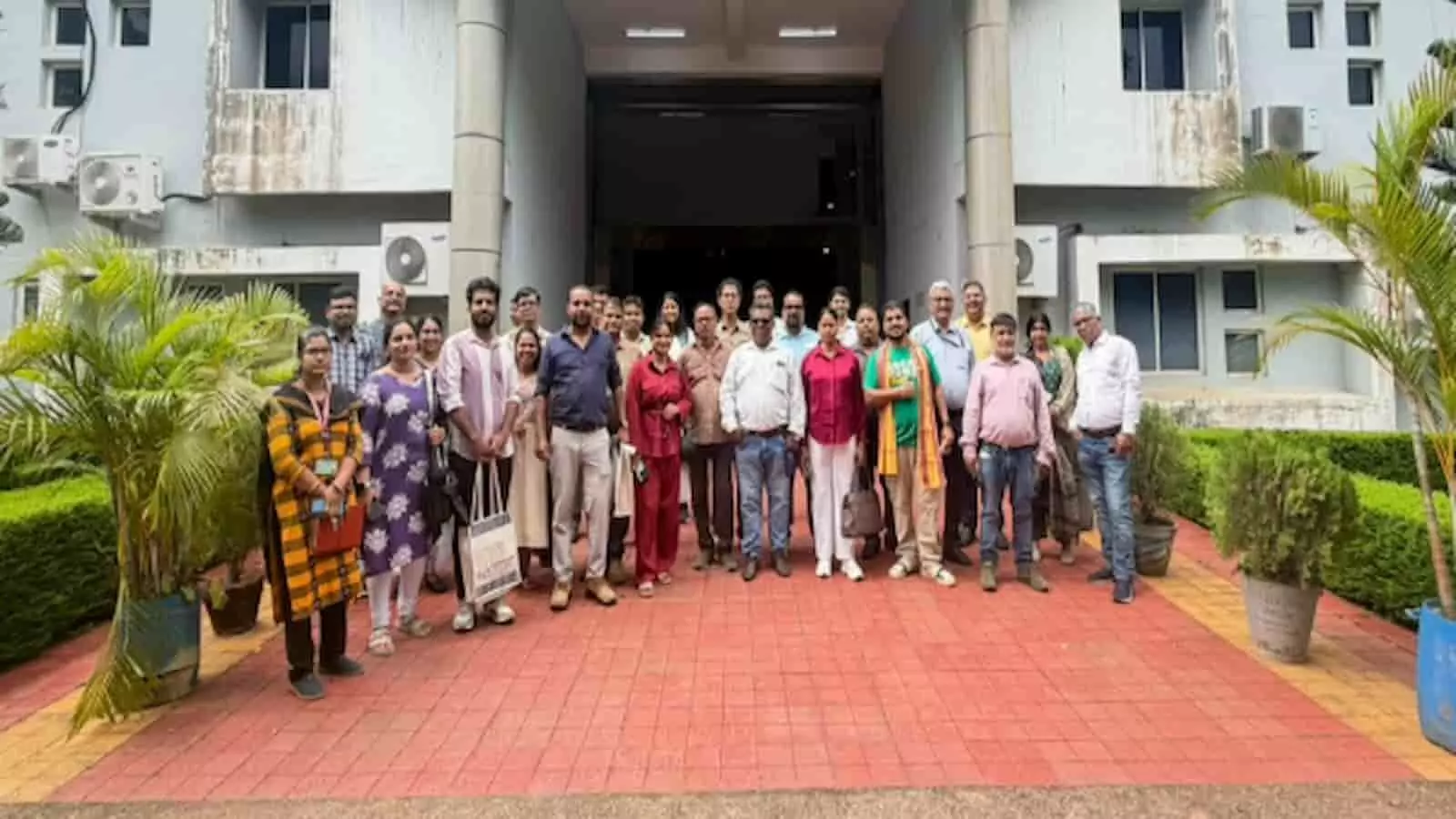 तस्वीर में पत्रकारों का दल भुवनेश्वर स्थित सीएसआईआर-आईएमएमटी संस्थान परिसर के बाहर नजर आ रहा है। तस्वीर में पत्रकारों का दल भुवनेश्वर स्थित सीएसआईआर-आईएमएमटी संस्थान परिसर के बाहर नजर आ रहा है।
