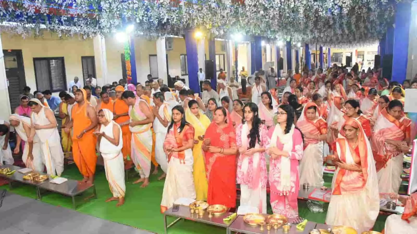 तस्वीर में दिख रहे श्रद्धालु हॉल में अनुशासित होकर धार्मिक पूजा और आरती की विधि कर रहे हैं। तस्वीर में दिख रहे श्रद्धालु हॉल में अनुशासित होकर धार्मिक पूजा और आरती की विधि कर रहे हैं।