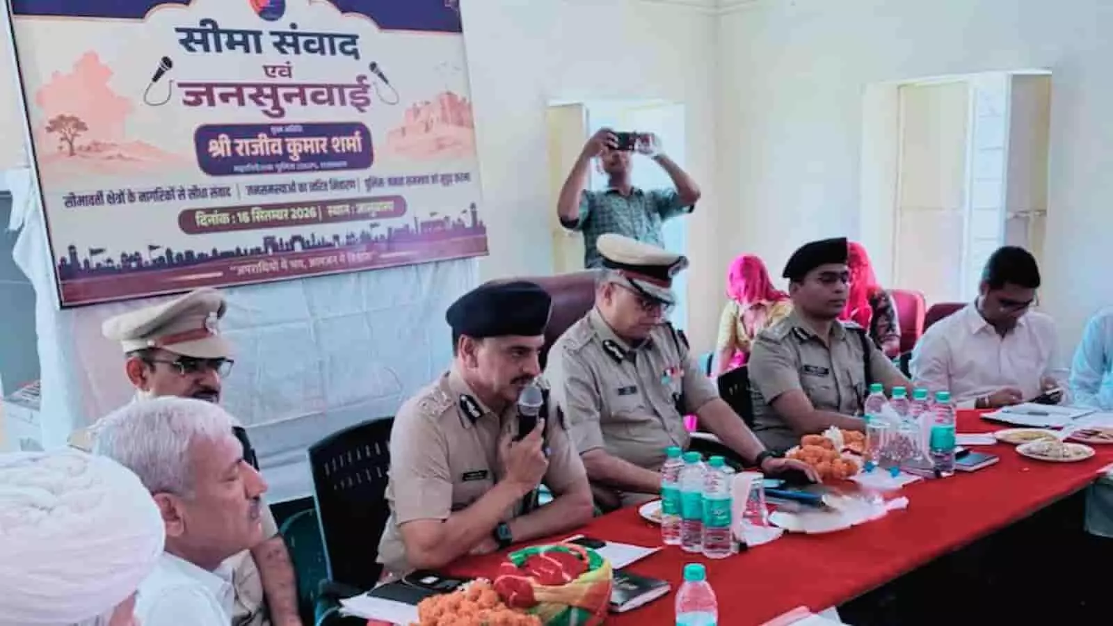 तस्वीर में दिख रहे डीजीपी राजीव कुमार शर्मा माइक थामकर पुलिस और प्रशासनिक अधिकारियों के साथ जनसुनवाई में अपनी बात रख रहे हैं। तस्वीर में दिख रहे डीजीपी राजीव कुमार शर्मा माइक थामकर पुलिस और प्रशासनिक अधिकारियों के साथ जनसुनवाई में अपनी बात रख रहे हैं।