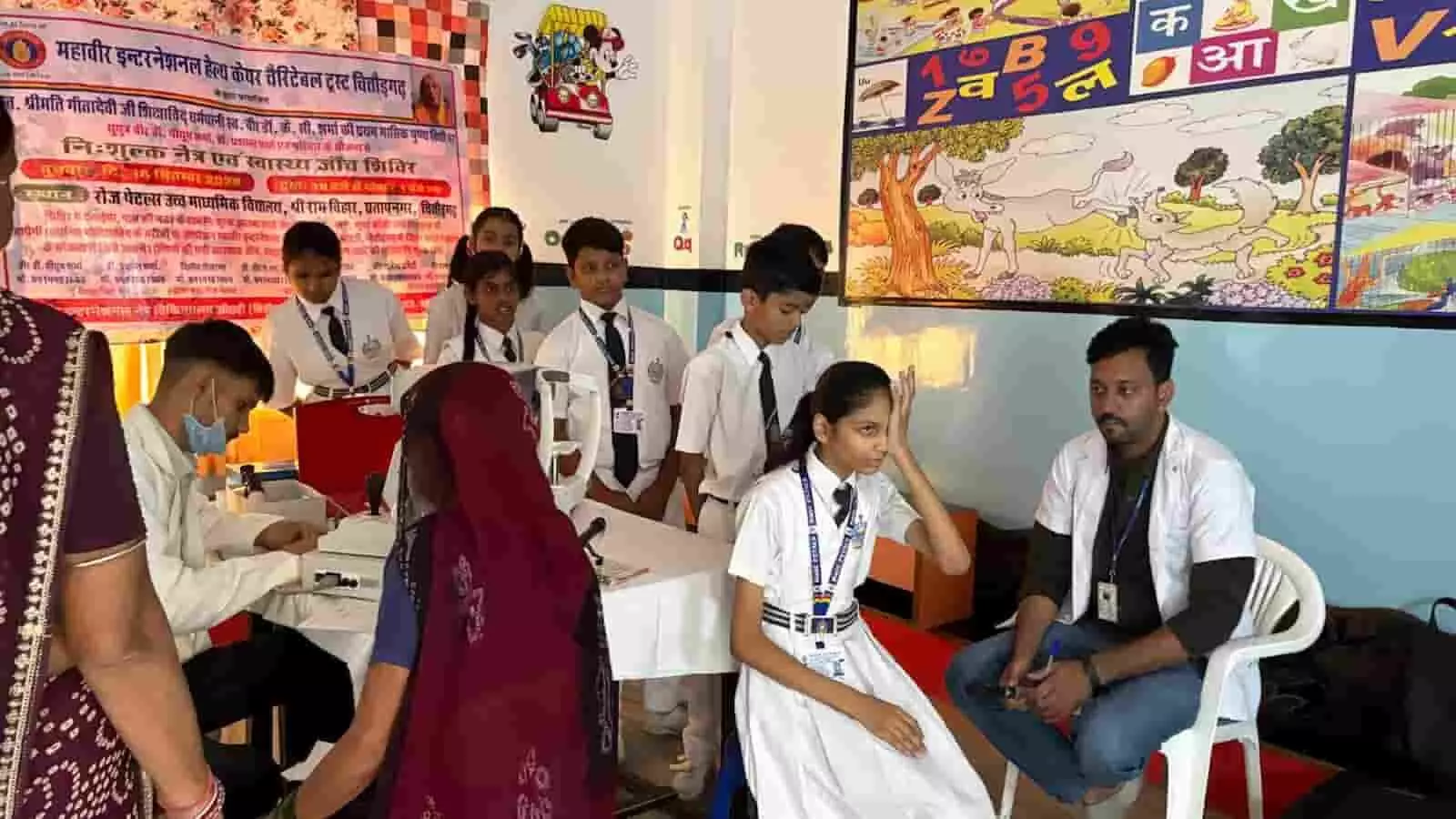 तस्वीर में दिख रही छात्रा एक आंख ढके बैठी है और सामने बैठे डॉक्टर जांच कर रहे हैं। तस्वीर में दिख रही छात्रा एक आंख ढके बैठी है और सामने बैठे डॉक्टर जांच कर रहे हैं।