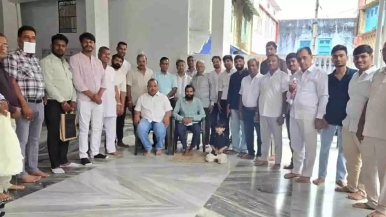 तस्वीर में बड़ीसादड़ी के समता भवन में तपस्वियों के स्वागत के दौरान उपस्थित समाज के लोग दिख रहे हैं। तस्वीर में बड़ीसादड़ी के समता भवन में तपस्वियों के स्वागत के दौरान उपस्थित समाज के लोग दिख रहे हैं।