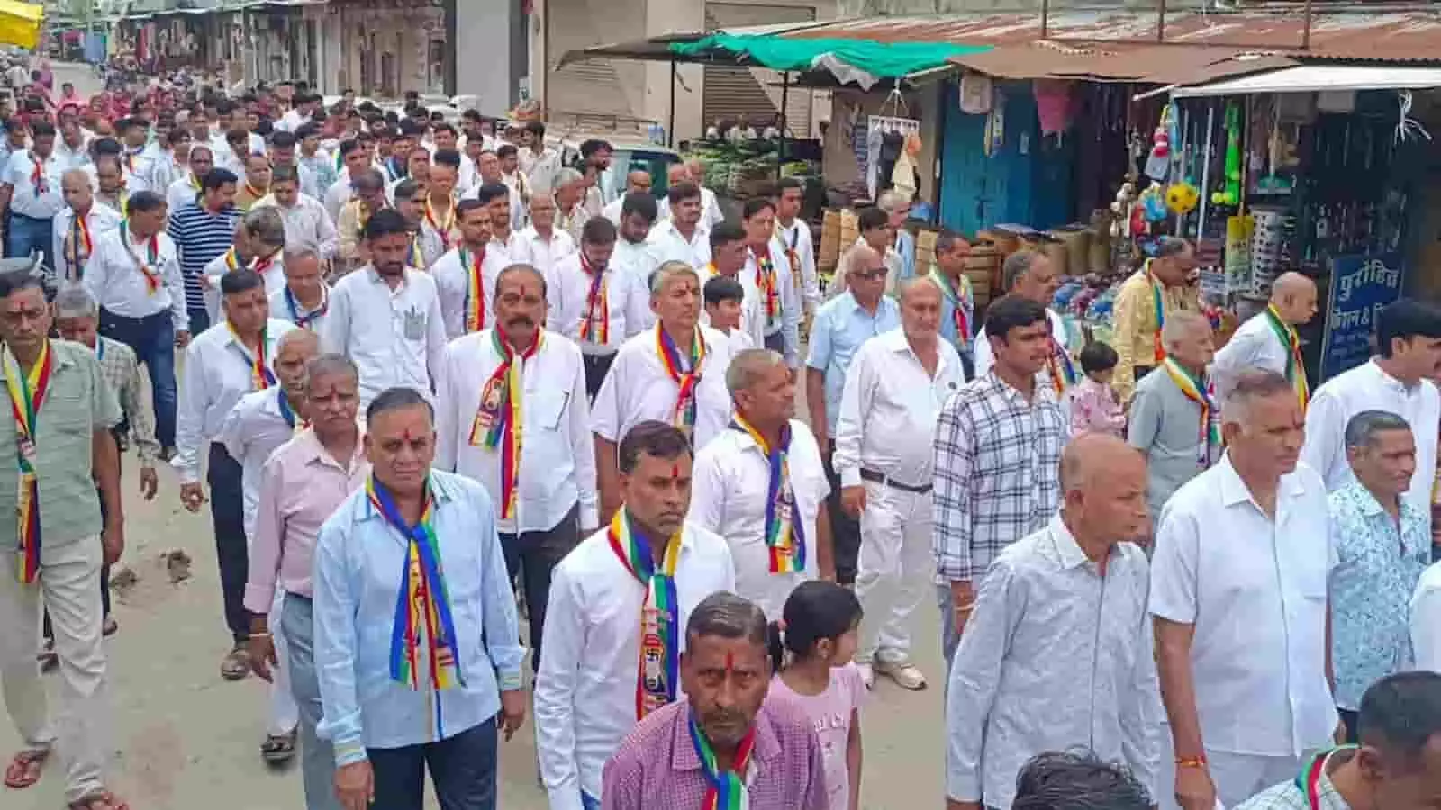 तस्वीर में डूंगला बाजार से गुजरता हुआ जैन समाज का जुलूस नजर आ रहा है। तस्वीर में डूंगला बाजार से गुजरता हुआ जैन समाज का जुलूस नजर आ रहा है।