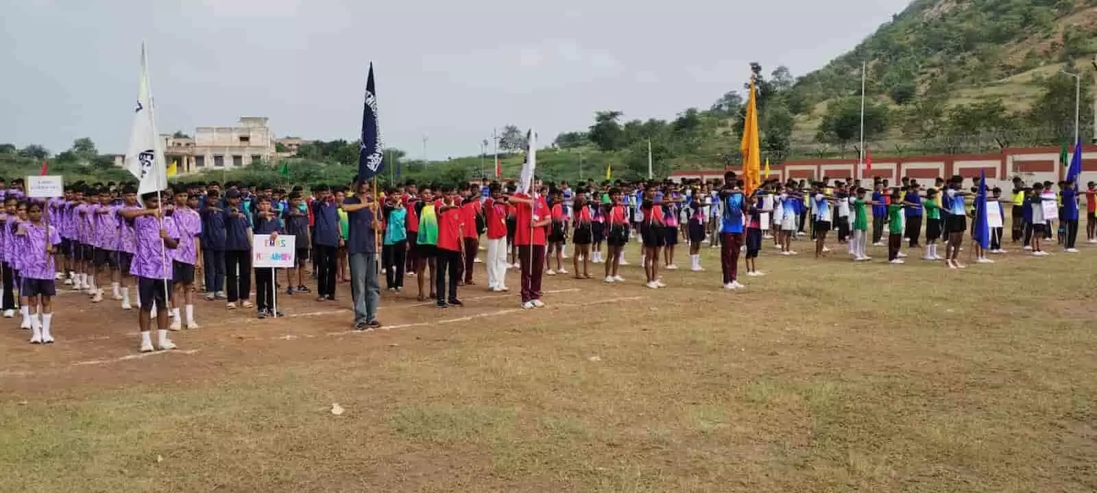 तस्वीर में दिख रही खेल मैदान की परेड में विद्यार्थी ध्वज लेकर पंक्तिबद्ध खड़े हैं। तस्वीर में दिख रही खेल मैदान की परेड में विद्यार्थी ध्वज लेकर पंक्तिबद्ध खड़े हैं।