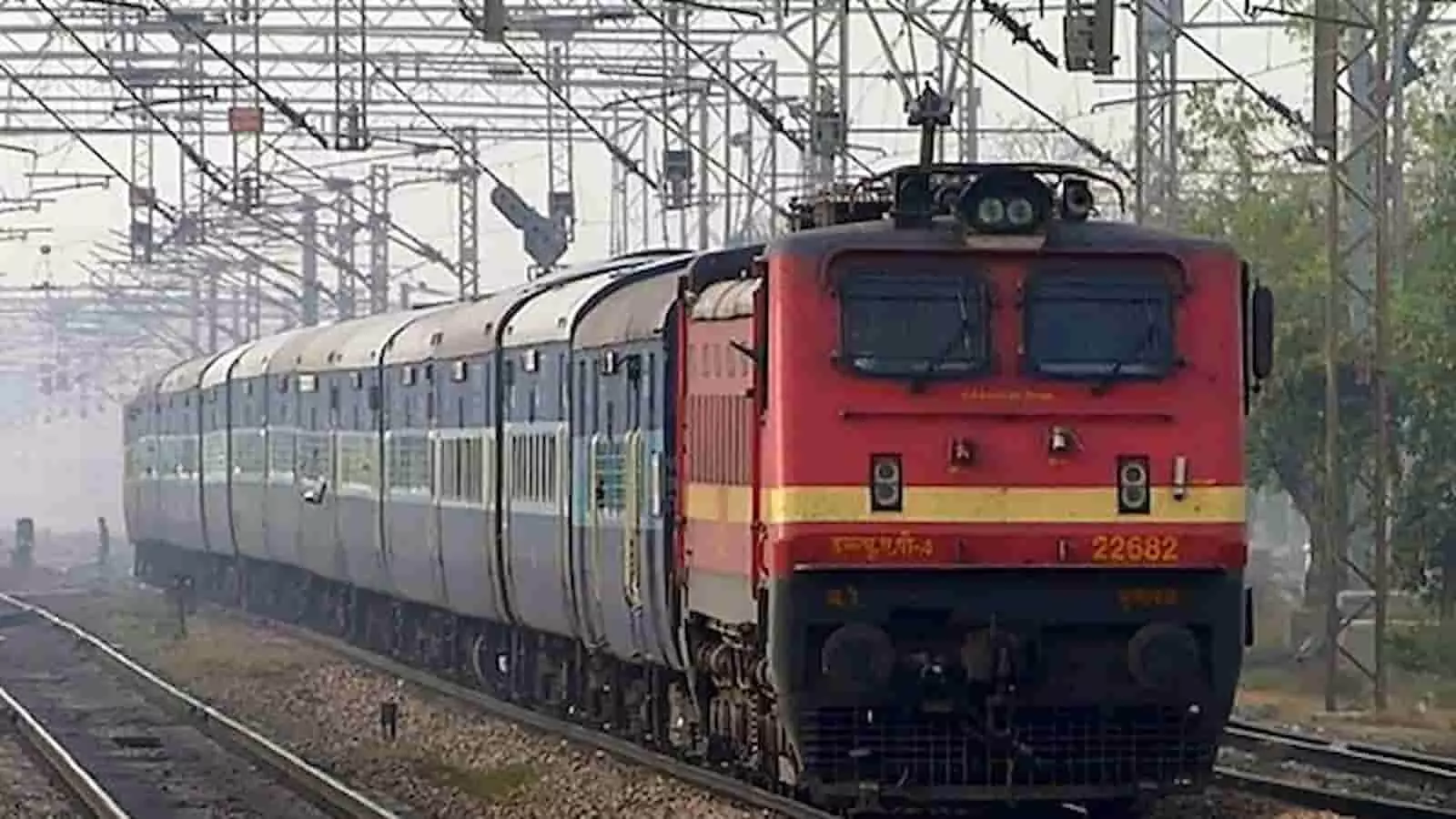 तस्वीर में रेलवे पटरियों पर खड़ी एक एक्सप्रेस ट्रेन नजर आ रही है। तस्वीर में रेलवे पटरियों पर खड़ी एक एक्सप्रेस ट्रेन नजर आ रही है।