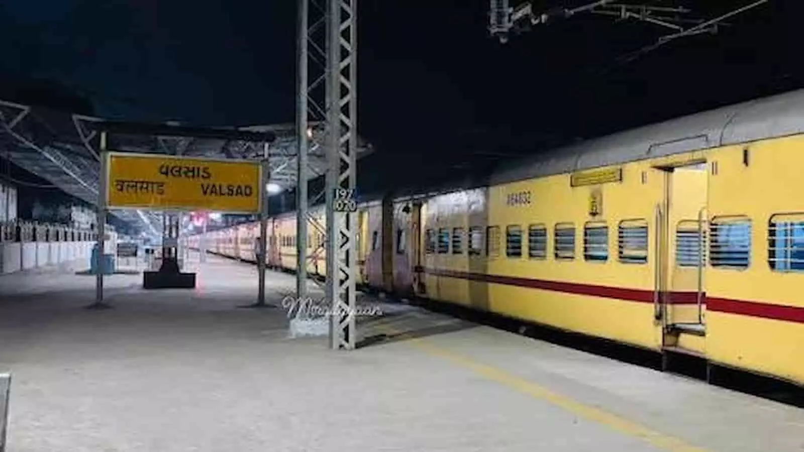 तस्वीर में रात के समय वलसाड रेलवे स्टेशन के प्लेटफॉर्म पर खड़ी ट्रेन दिख रही है। तस्वीर में रात के समय वलसाड रेलवे स्टेशन के प्लेटफॉर्म पर खड़ी ट्रेन दिख रही है।