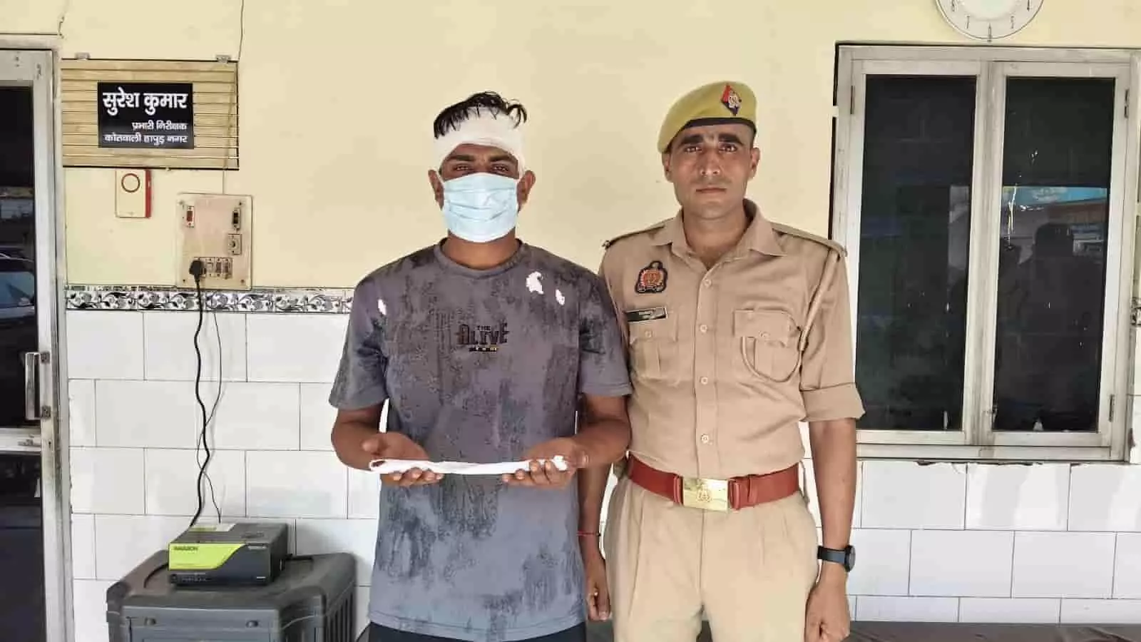 तस्वीर में बाएं मास्क पहने व्यक्ति और दाएं खड़े पुलिसकर्मी कोतवाली हापुड़ नगर परिसर में दिख रहे हैं। तस्वीर में बाएं मास्क पहने व्यक्ति और दाएं खड़े पुलिसकर्मी कोतवाली हापुड़ नगर परिसर में दिख रहे हैं।
