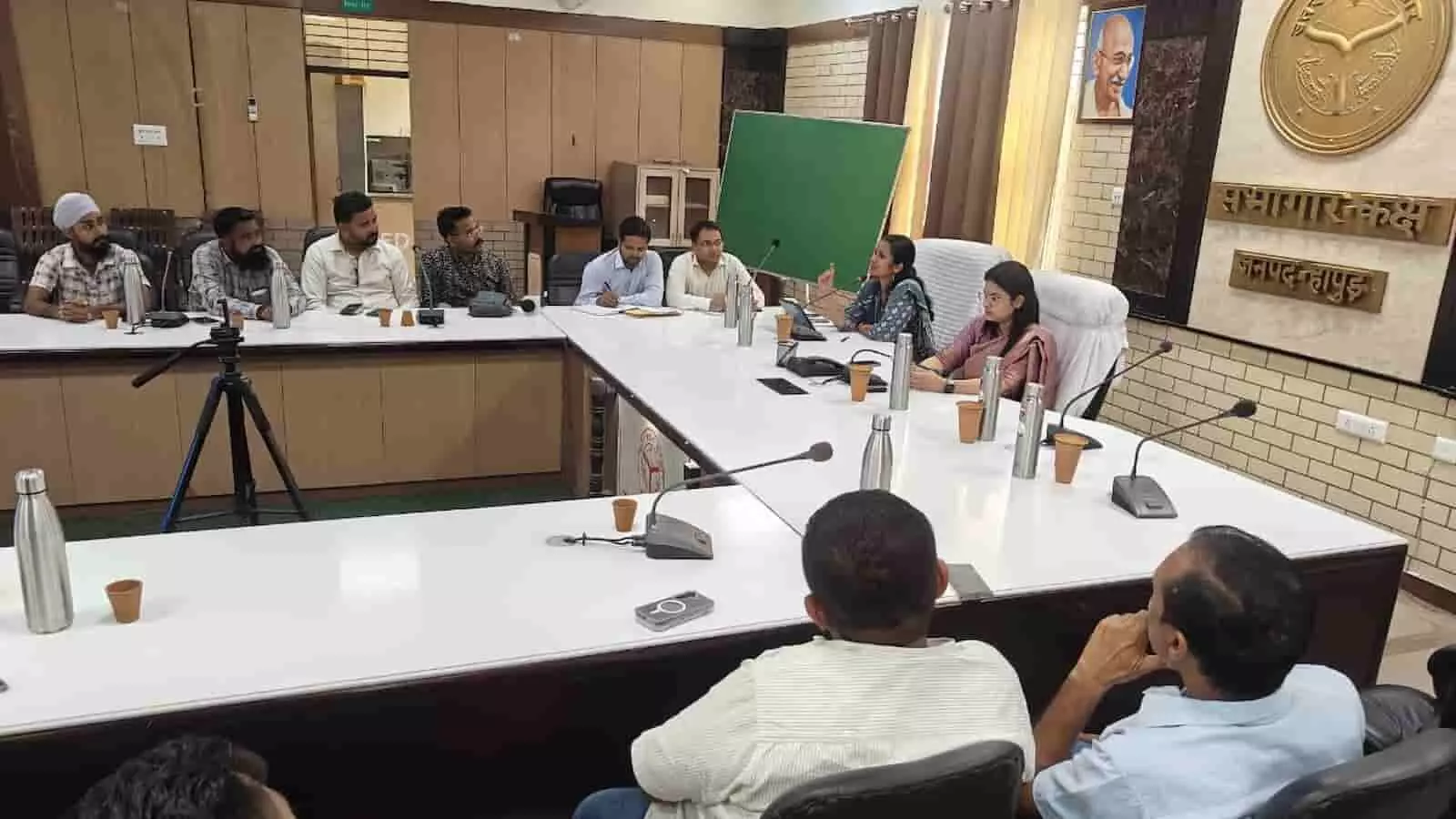 तस्वीर में जिलाधिकारी कविता मीना और मुख्य विकास अधिकारी कलेक्ट्रेट सभागार में पत्रकारों के साथ बैठक करते दिख रहे हैं। तस्वीर में जिलाधिकारी कविता मीना और मुख्य विकास अधिकारी कलेक्ट्रेट सभागार में पत्रकारों के साथ बैठक करते दिख रहे हैं।