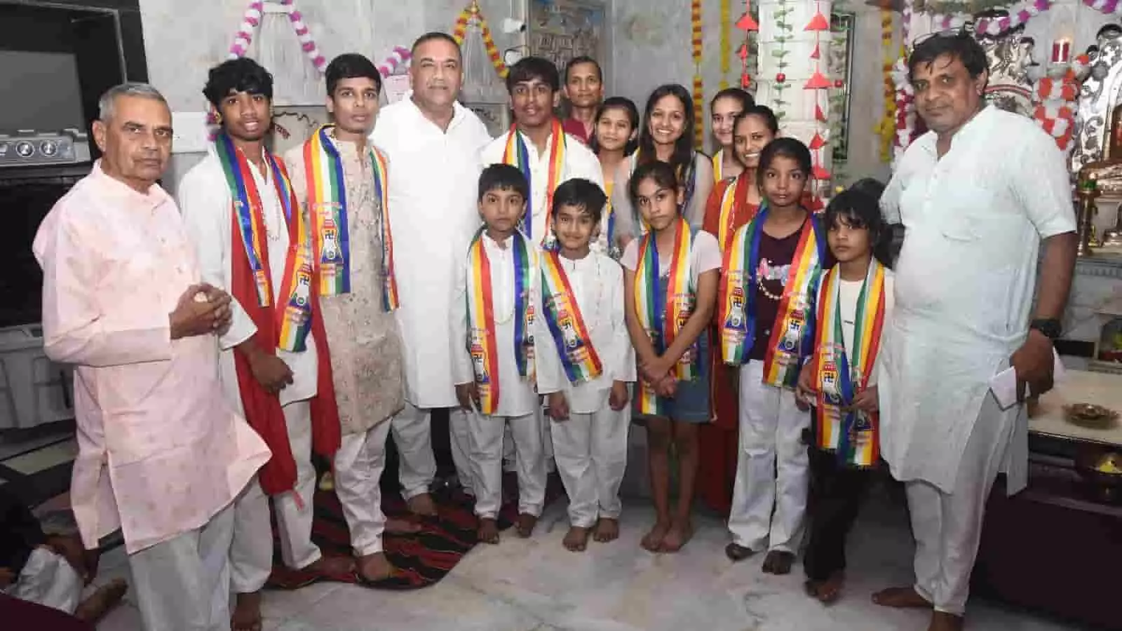 भीलवाड़ा के जैन मंदिर में पर्युषण महापर्व के दौरान बच्चों और भक्तों का सम्मान करते हुए लोग। भीलवाड़ा के जैन मंदिर में पर्युषण महापर्व के दौरान बच्चों और भक्तों का सम्मान करते हुए लोग।