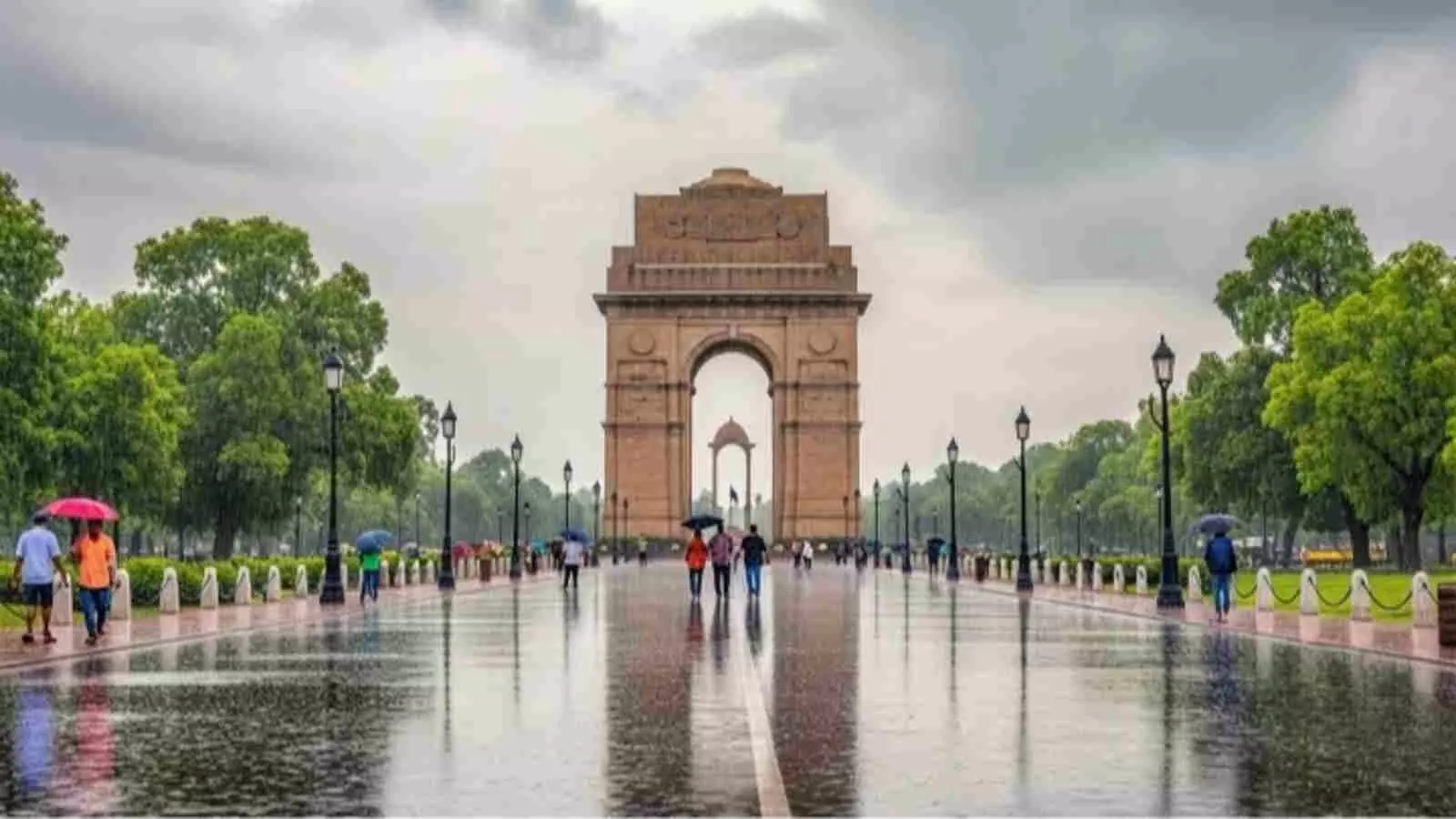 बारिश के दौरान इंडिया गेट के आसपास छाए बादलों के बीच दिल्ली में लोग नजर आ रहे हैं बारिश के दौरान इंडिया गेट के आसपास छाए बादलों के बीच दिल्ली में लोग नजर आ रहे हैं