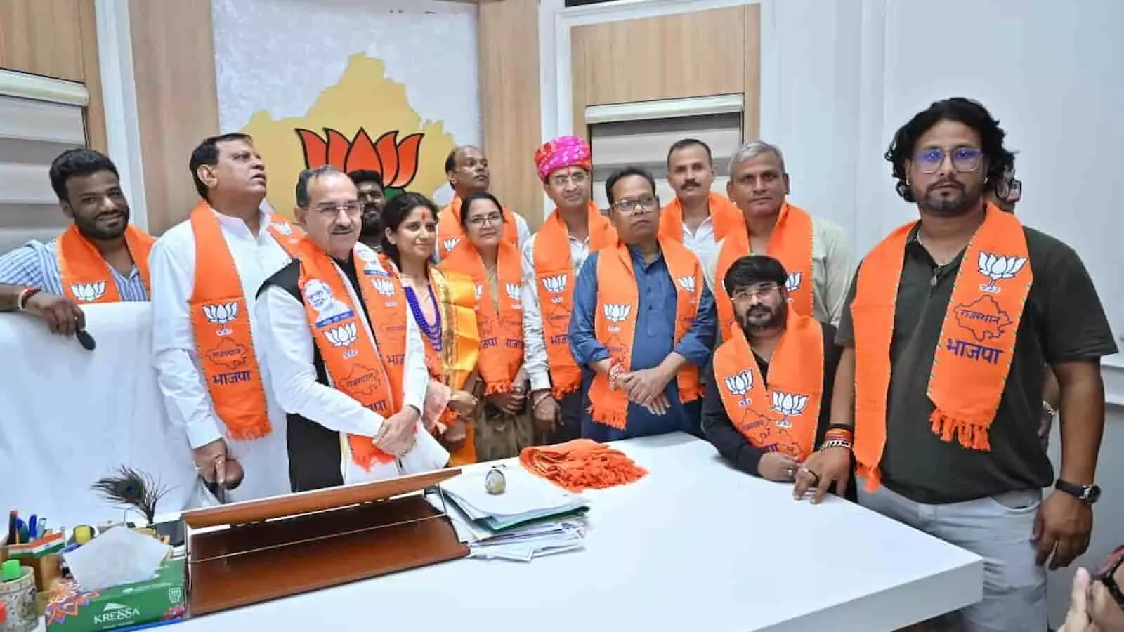 तस्वीर में भगवा पटका पहने भाजपा नेताओं और कार्यकर्ताओं का समूह जयपुर में पार्टी कार्यालय के अंदर खड़ा दिखाई दे रहा है। तस्वीर में भगवा पटका पहने भाजपा नेताओं और कार्यकर्ताओं का समूह जयपुर में पार्टी कार्यालय के अंदर खड़ा दिखाई दे रहा है।
