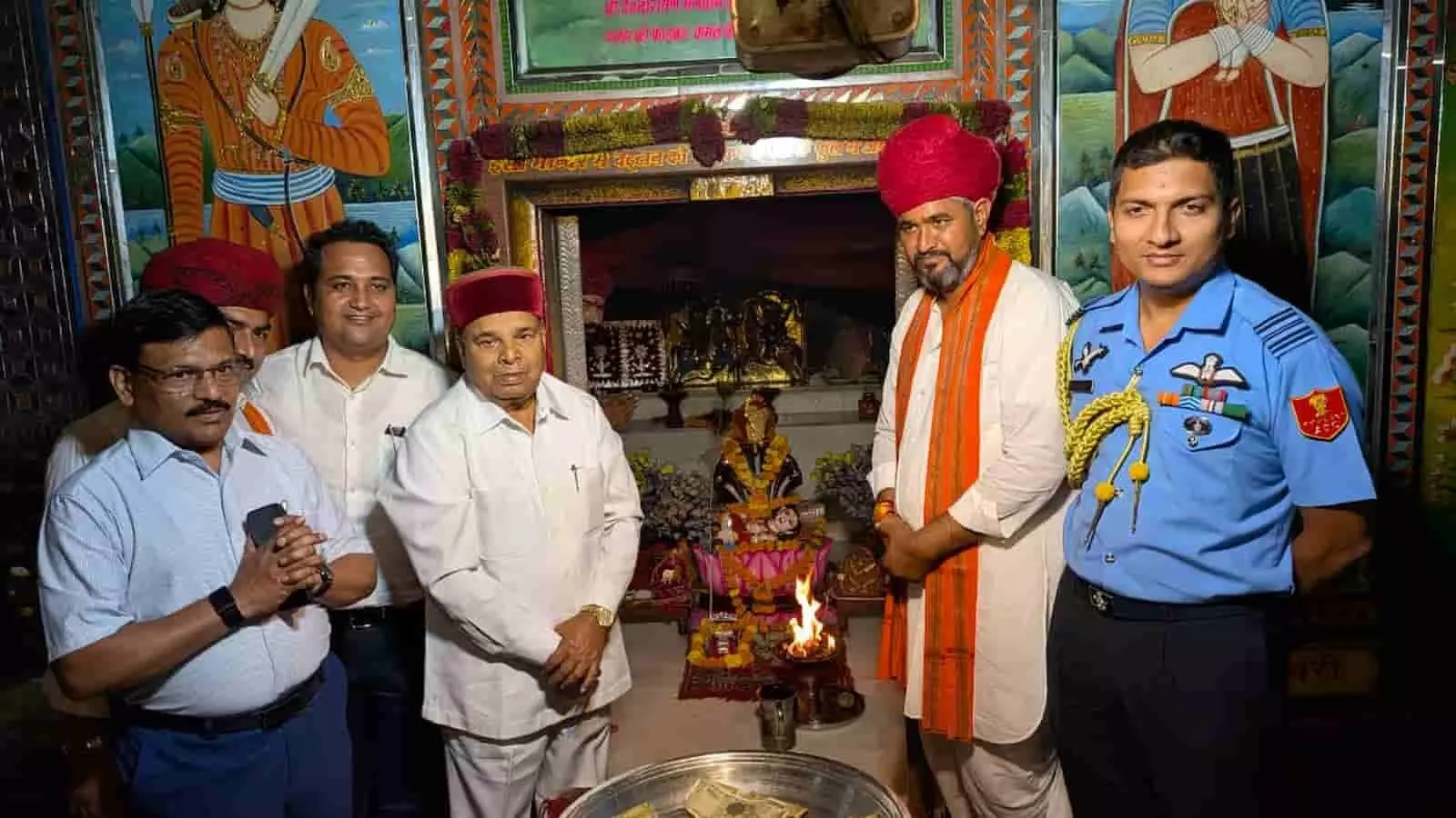 तस्वीर में कर्नाटक के राज्यपाल थावरचंद गहलोत सफेद कपड़ों में मंदिर के अंदर अन्य लोगों और अधिकारियों के साथ खड़े दिखाई दे रहे हैं। तस्वीर में कर्नाटक के राज्यपाल थावरचंद गहलोत सफेद कपड़ों में मंदिर के अंदर अन्य लोगों और अधिकारियों के साथ खड़े दिखाई दे रहे हैं।