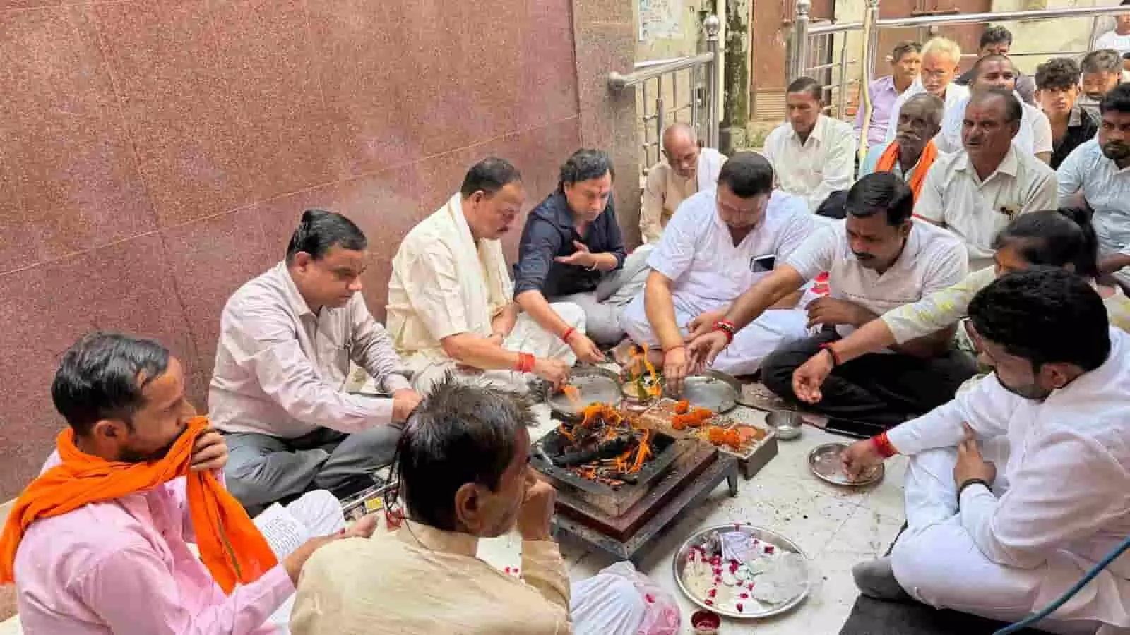 तस्वीर में जमीन पर हवन कुंड के चारों ओर बैठे विधायक सत्यपाल सिंह राठौर और अन्य लोग आहुतियां देते हुए दिखाई दे रहे हैं। तस्वीर में जमीन पर हवन कुंड के चारों ओर बैठे विधायक सत्यपाल सिंह राठौर और अन्य लोग आहुतियां देते हुए दिखाई दे रहे हैं।