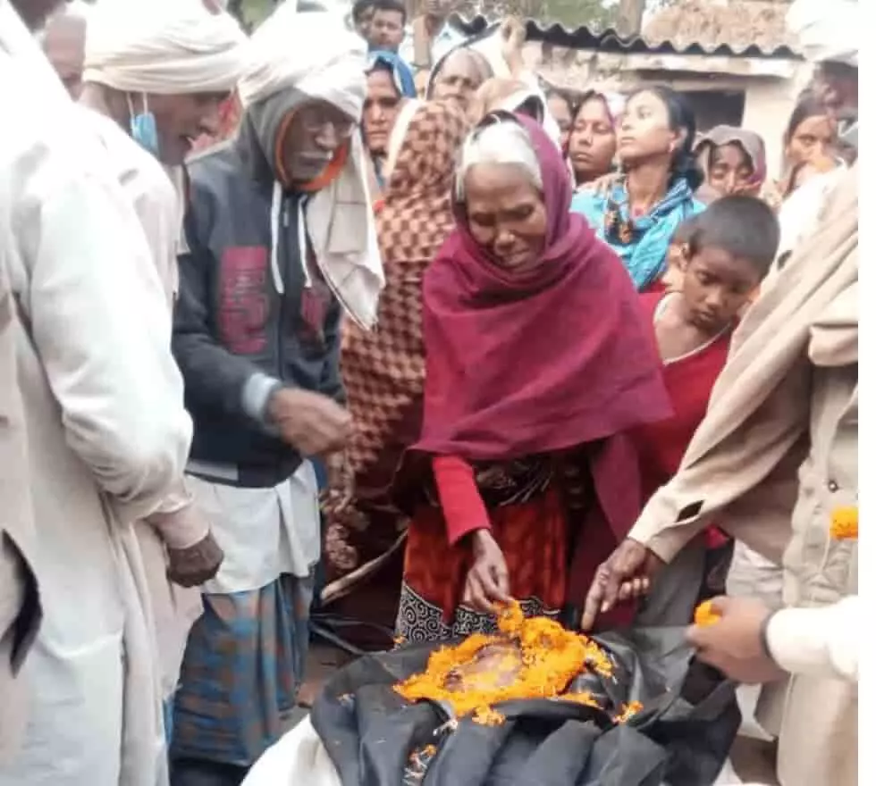 तस्वीर में ग्रामीण और परिवार के लोग एक स्थान पर एकत्र दिखाई दे रहे हैं। तस्वीर में ग्रामीण और परिवार के लोग एक स्थान पर एकत्र दिखाई दे रहे हैं।