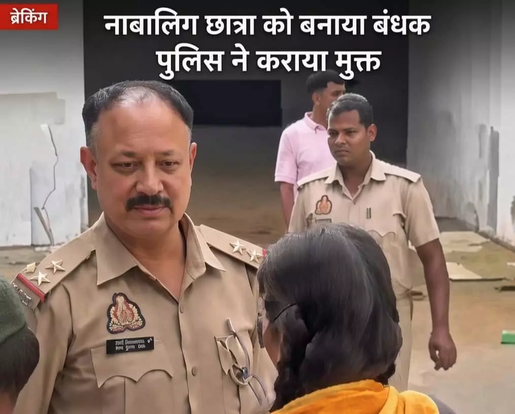 तस्वीर में खाकी वर्दी पहने पुलिस अधिकारी के सामने खड़ी एक छात्रा और पीछे अन्य पुलिसकर्मी दिखाई दे रहे हैं. तस्वीर में खाकी वर्दी पहने पुलिस अधिकारी के सामने खड़ी एक छात्रा और पीछे अन्य पुलिसकर्मी दिखाई दे रहे हैं.