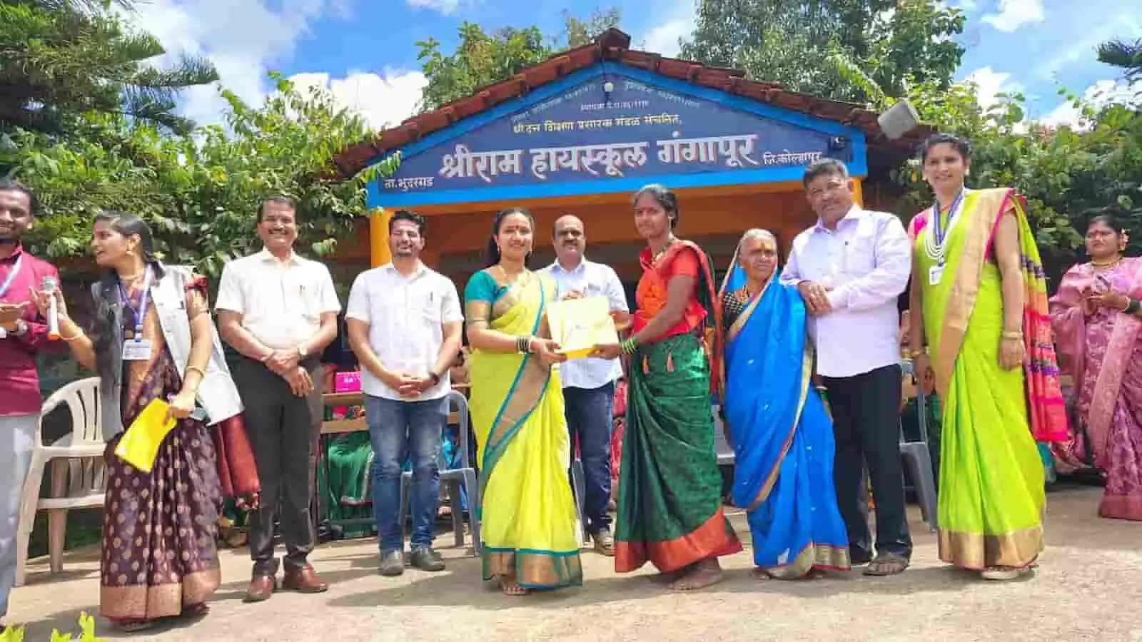 तस्वीर में स्कूल भवन के बाहर हरी और पीली साड़ियों में महिलाओं को पुरस्कार लेते हुए तथा आसपास गणमान्य अतिथियों और शिक्षकों को खड़े हुए देखा जा सकता है. तस्वीर में स्कूल भवन के बाहर हरी और पीली साड़ियों में महिलाओं को पुरस्कार लेते हुए तथा आसपास गणमान्य अतिथियों और शिक्षकों को खड़े हुए देखा जा सकता है.